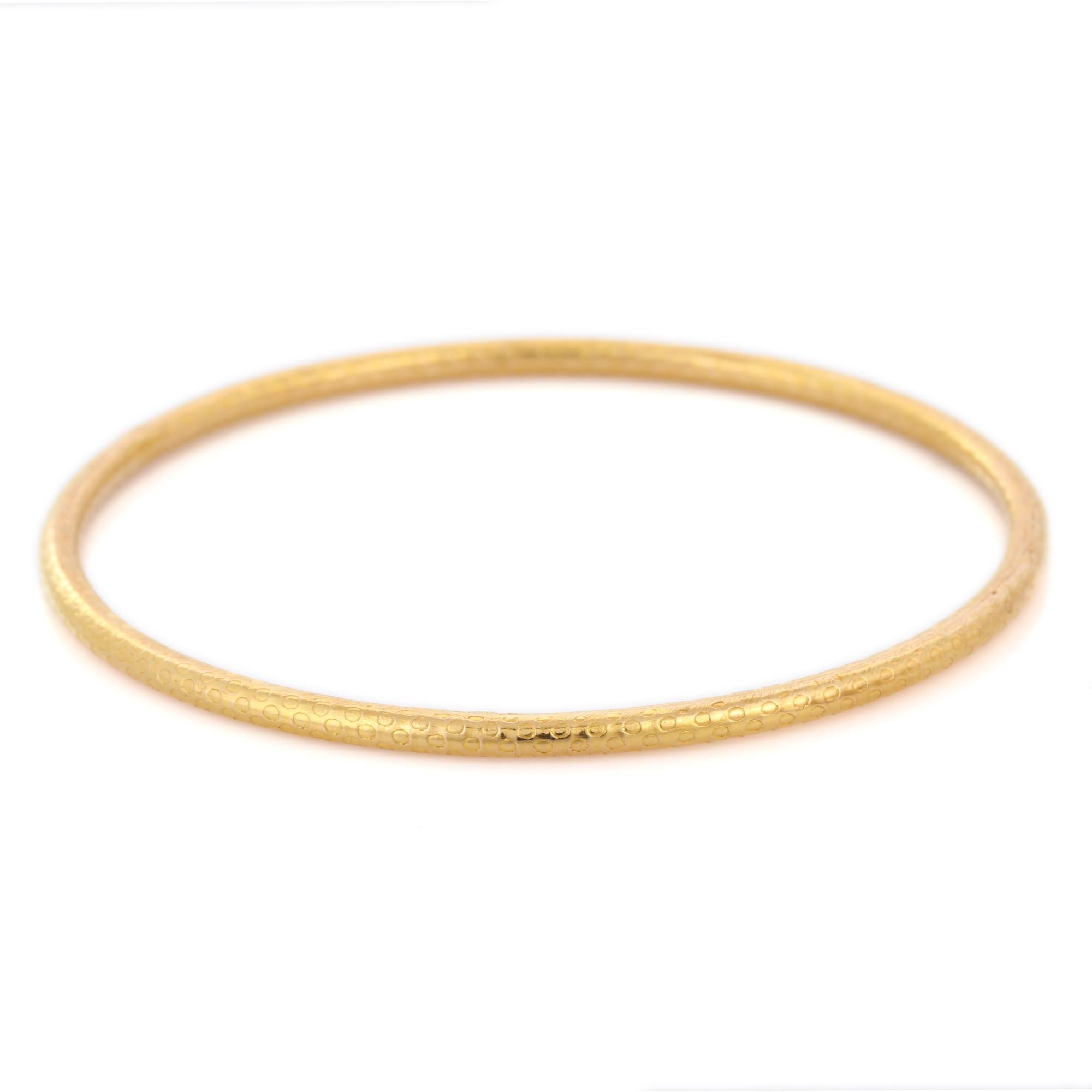 Yellow Engraved Bangle in 18K Gold. It’s a great jewelry ornament to wear on occasions and at the same time works as a wonderful gift for your loved ones. These lovely statement pieces are perfect generation jewelry to pass on.
Bangles feel
