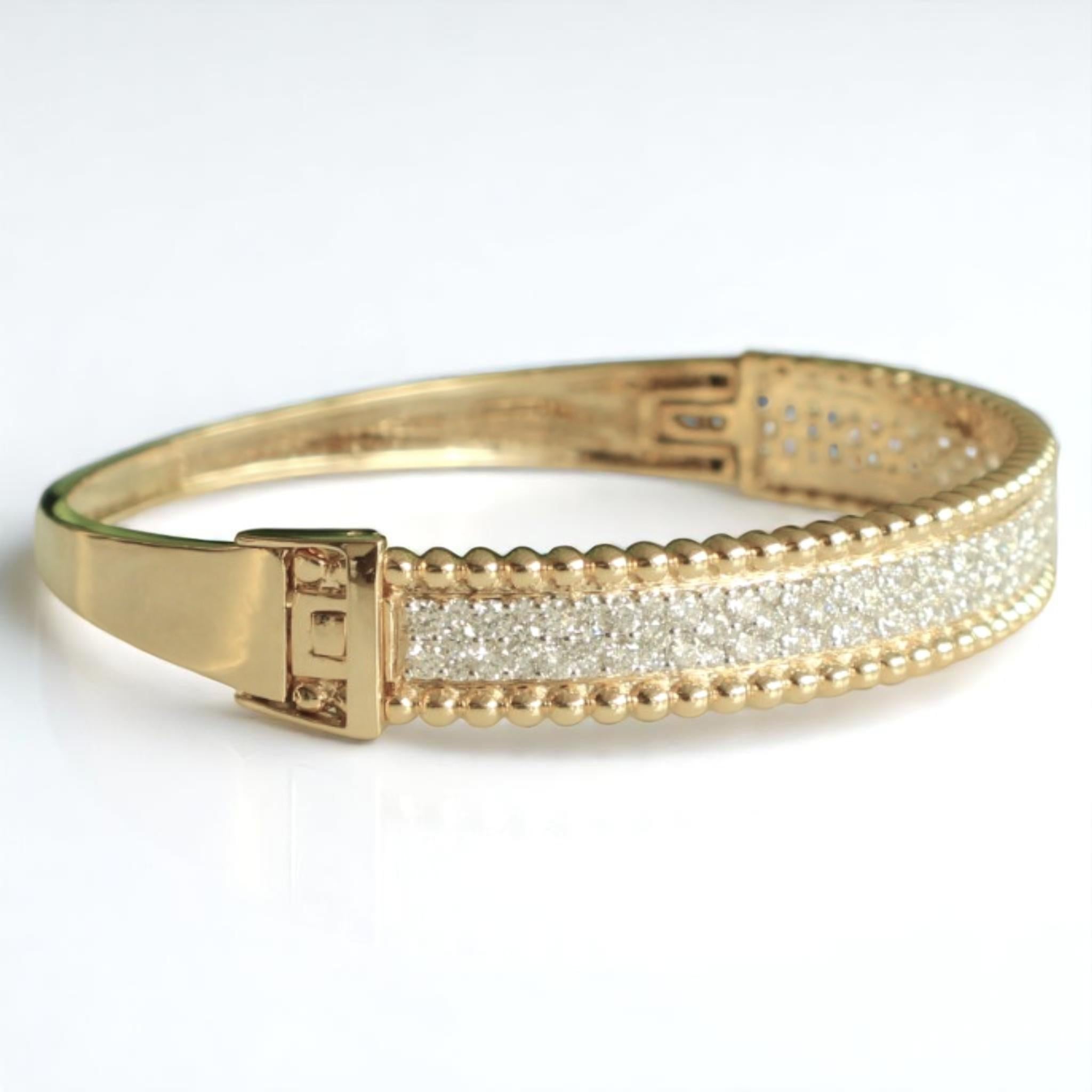Breites Diamantarmband aus 14k massivem Gold (zertifiziert) (Rundschliff) im Angebot