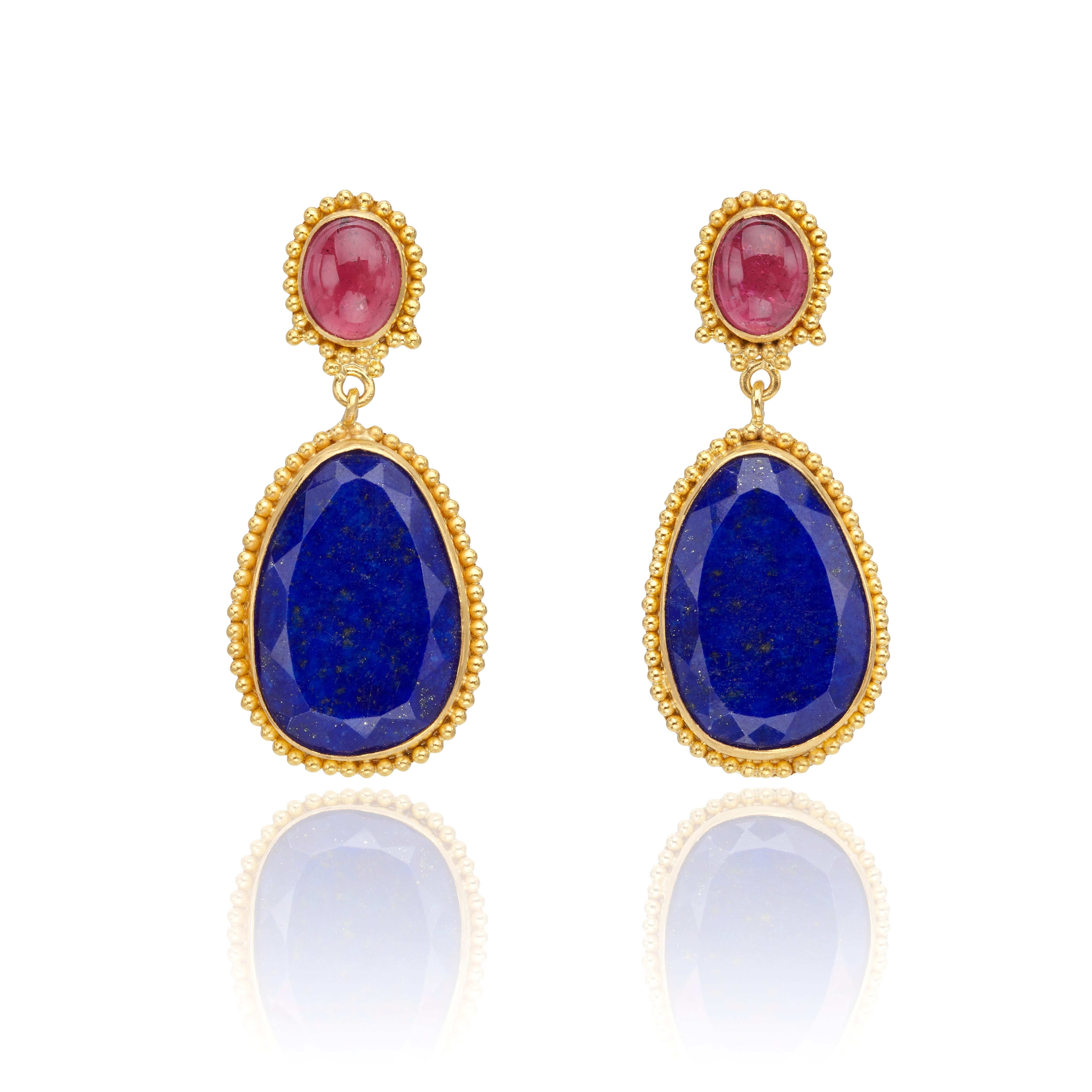 Boucles d'oreilles en perles d'or, en or jaune 22Kt, fabriquées à la main selon des techniques traditionnelles, avec du Lapis Lazuli bleu et de la Tourmaline rouge.
Quand le passé rencontre le présent, le résultat est une paire de boucles d'oreilles