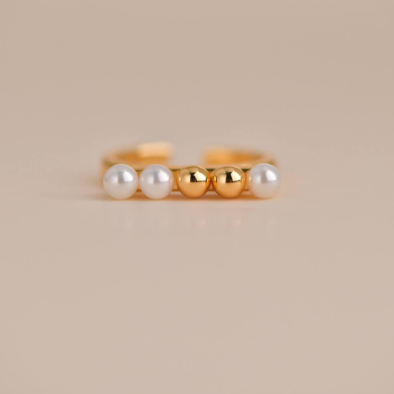 SKU: FT-0001
Material 18K Gold Vermeil and Freshwater Pearl
Diameter approx. 20mm
Ring Width approx. 8mm
Freshwater Pearl beads approx. 4mm; gold vermeil beads approx. 4mm