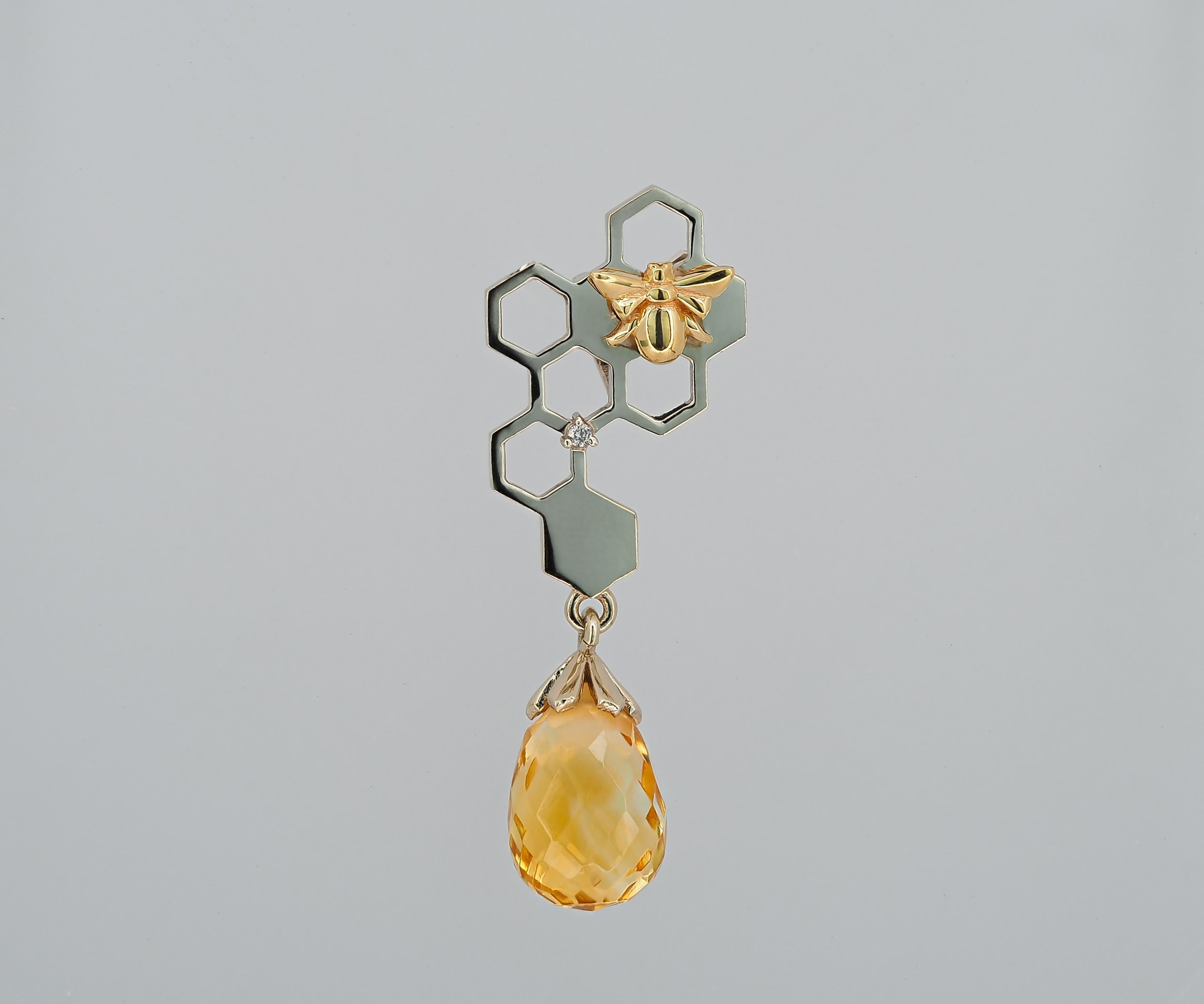 Gold bee pendant. Honecomb pendant. 
14k gold citrine pendant. Citrine briolette pendant. Honey bee pendant Beehive and Bee Pendant.Gold white and yellow (bee) 14k marked.

Metal: 14k gold
Weight: 1.64 g.
Pendant size - 33x11.3 mm.

Citrines 1 piece