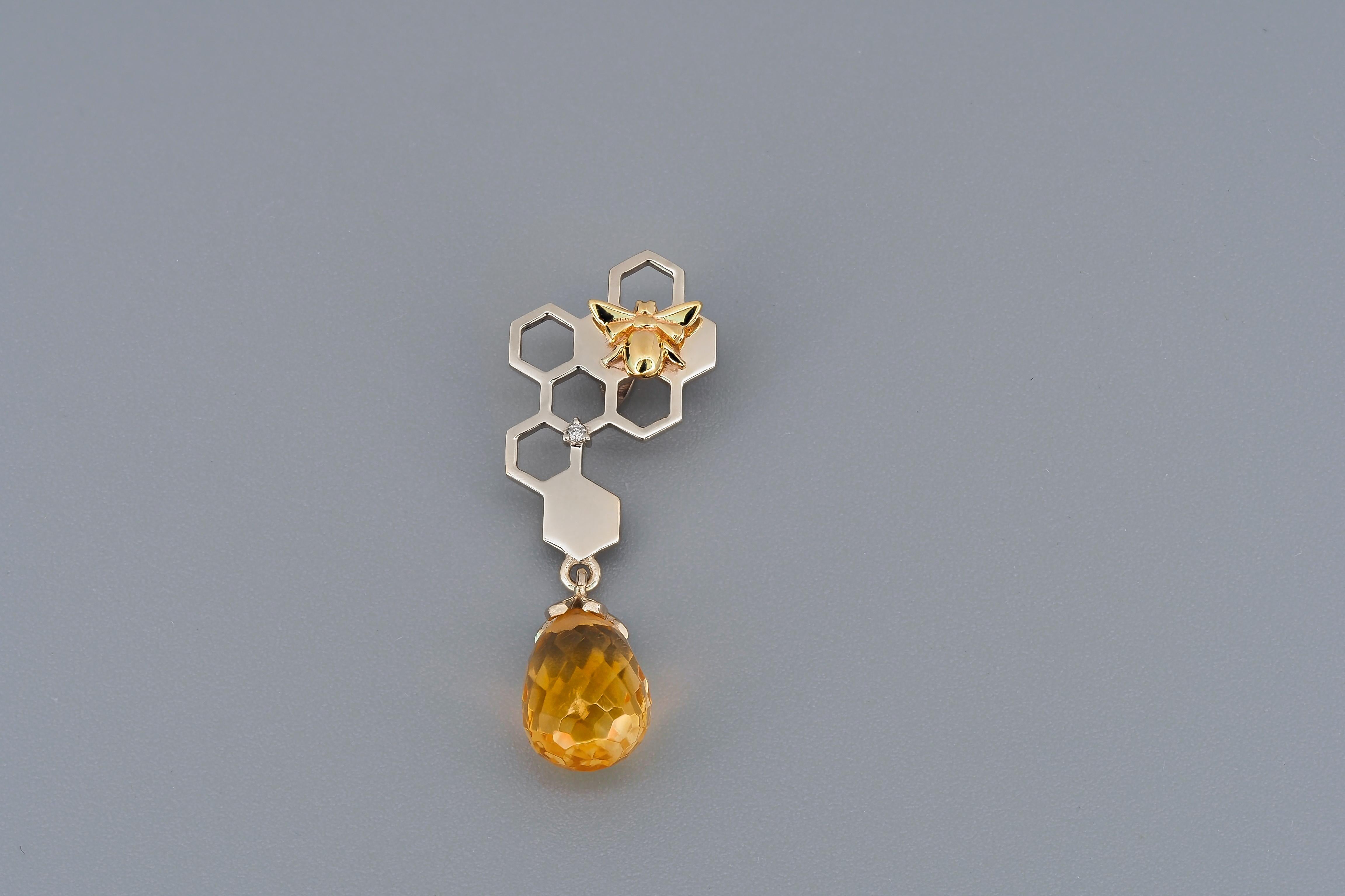 Gold bee pendant. Honecomb pendant.  In New Condition In Istanbul, TR