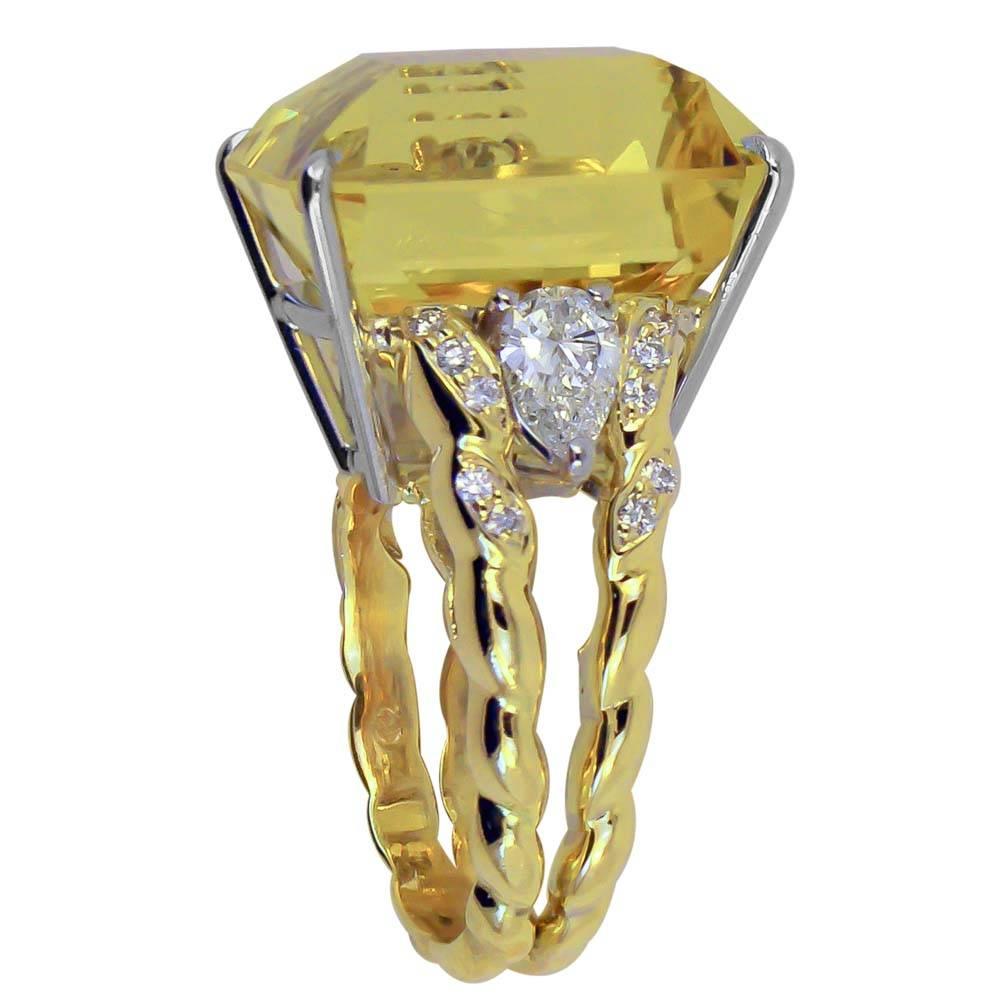 27.84 cts Gold Beryl ring with 22D .90 cts, 18K yellow gold