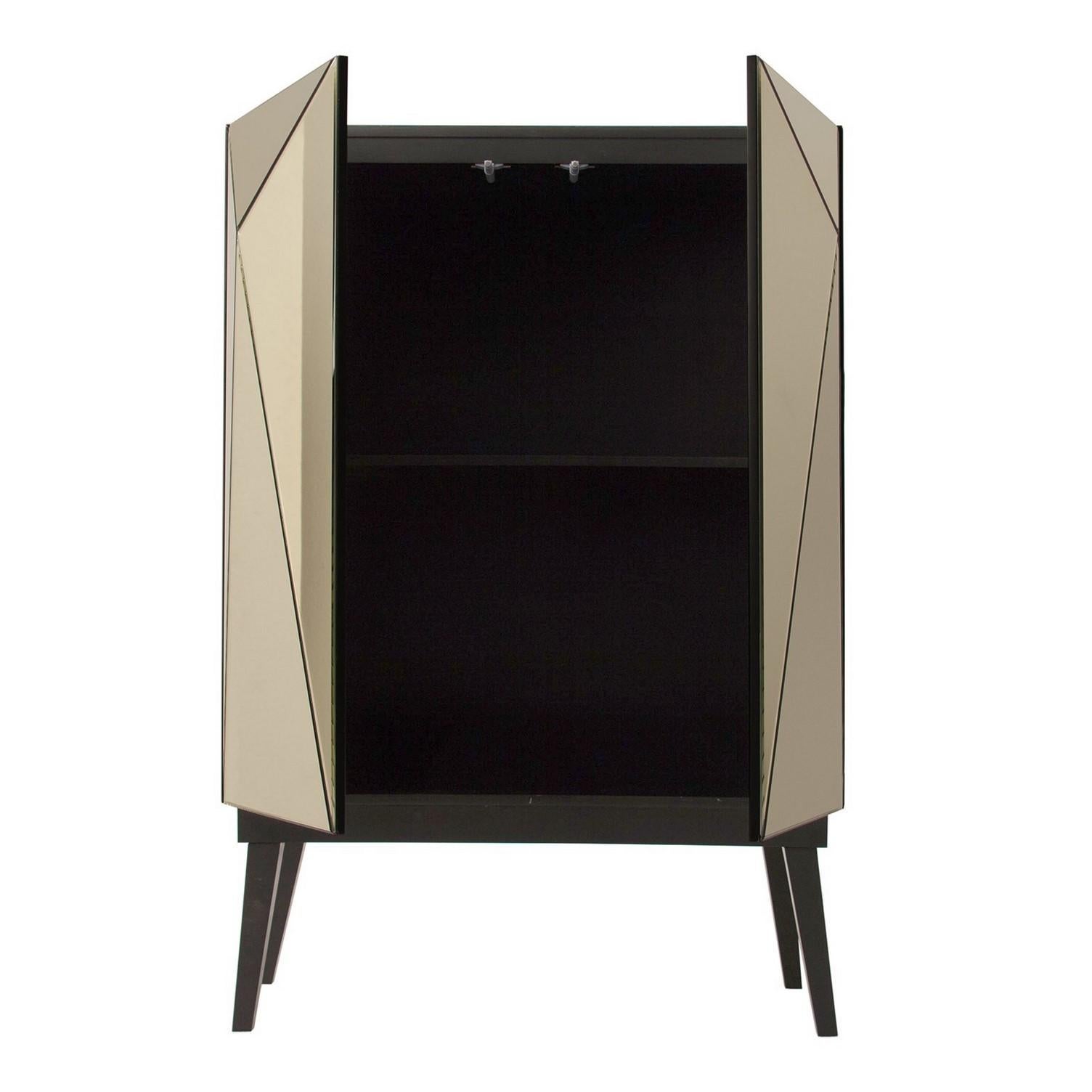 Barschrank mit Goldspiegel und schwarzen Holzfüßen (Europäisch)
