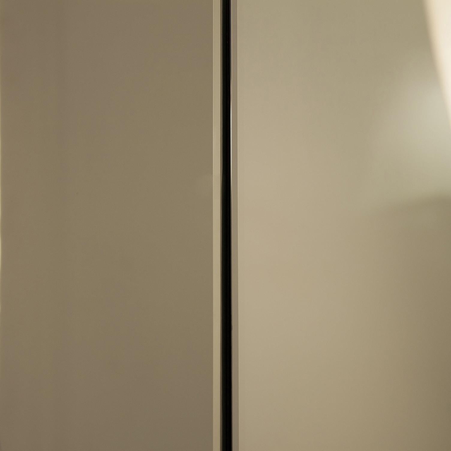 Barschrank mit Goldspiegel und schwarzen Holzfüßen (21. Jahrhundert und zeitgenössisch)