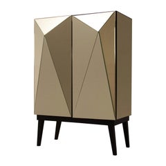 Barschrank mit Goldspiegel und schwarzen Holzfüßen