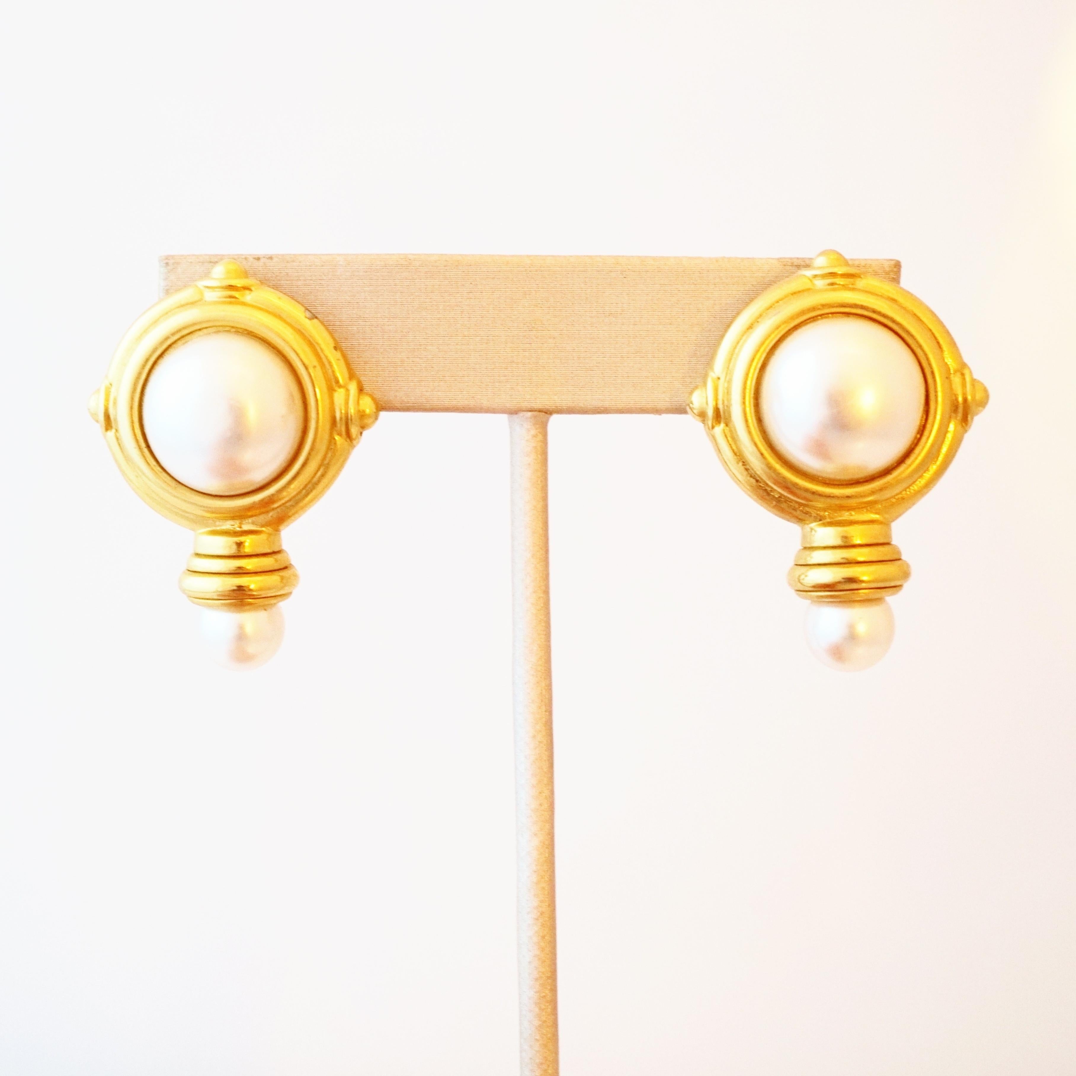 - Vintage item

- Collectible costume jewelry piece from the '90s

- Each earring measures 1
