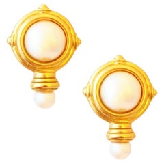 Pendientes de gota de perla con bisel de oro de Kenneth Jay Lane, década de 1990