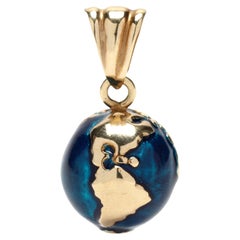 Pendentif globe en or bleu émaillé, or jaune 14 carats