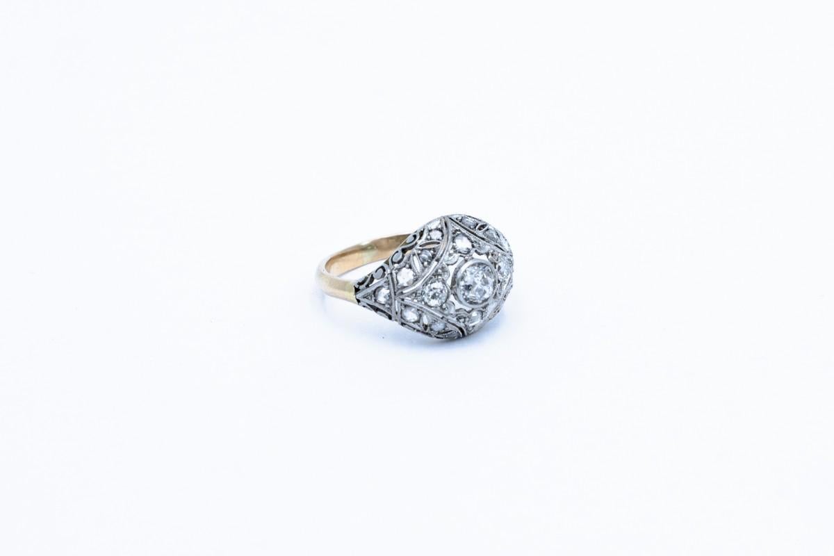 Anello antico in oro giallo 18 carati (finezza 0,750) e cupola traforata in platino decorata con diamanti.

Al centro della cupola c'è un diamante centrale con taglio brillante antico del peso di circa 0,40 carati (colore H, purezza SI1). Inoltre,
