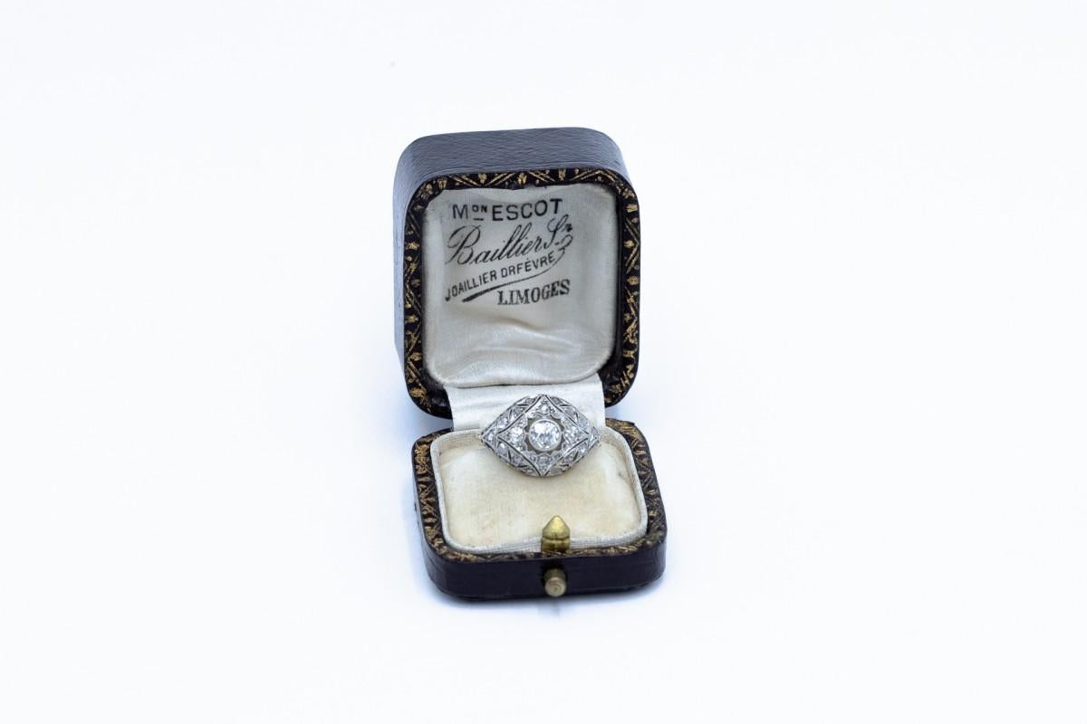 Art Nouveau Anello a bombe in oro con diamanti taglio vecchio da 1,00 ct, anni '40. in vendita