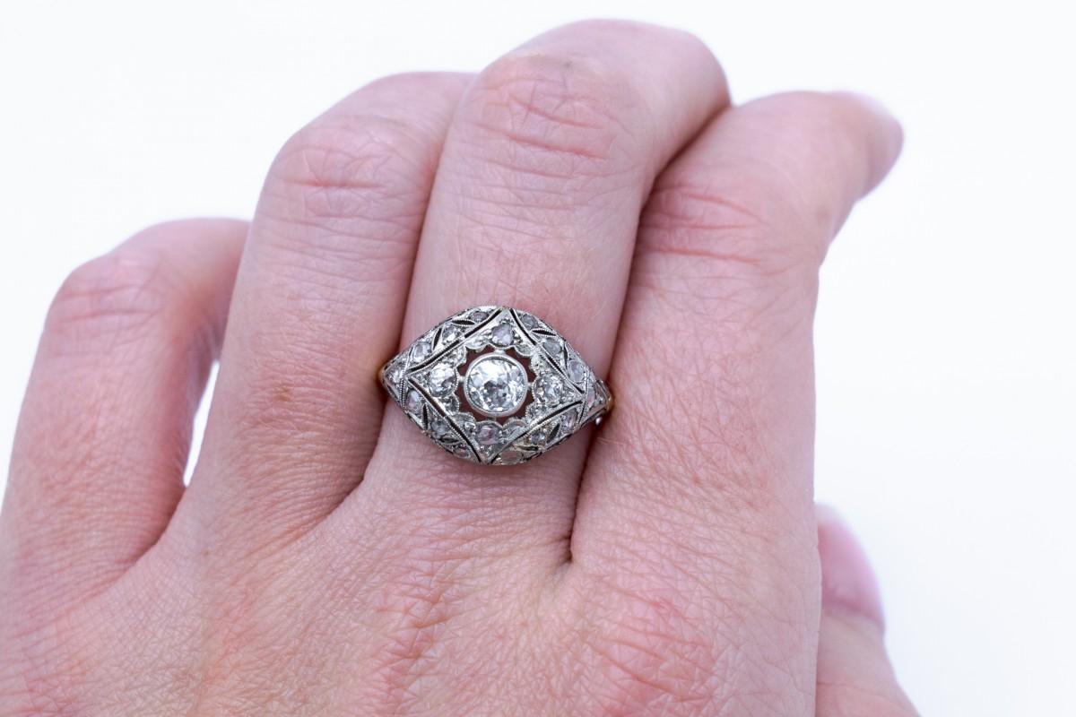 Anello a bombe in oro con diamanti taglio vecchio da 1,00 ct, anni '40. in vendita 2