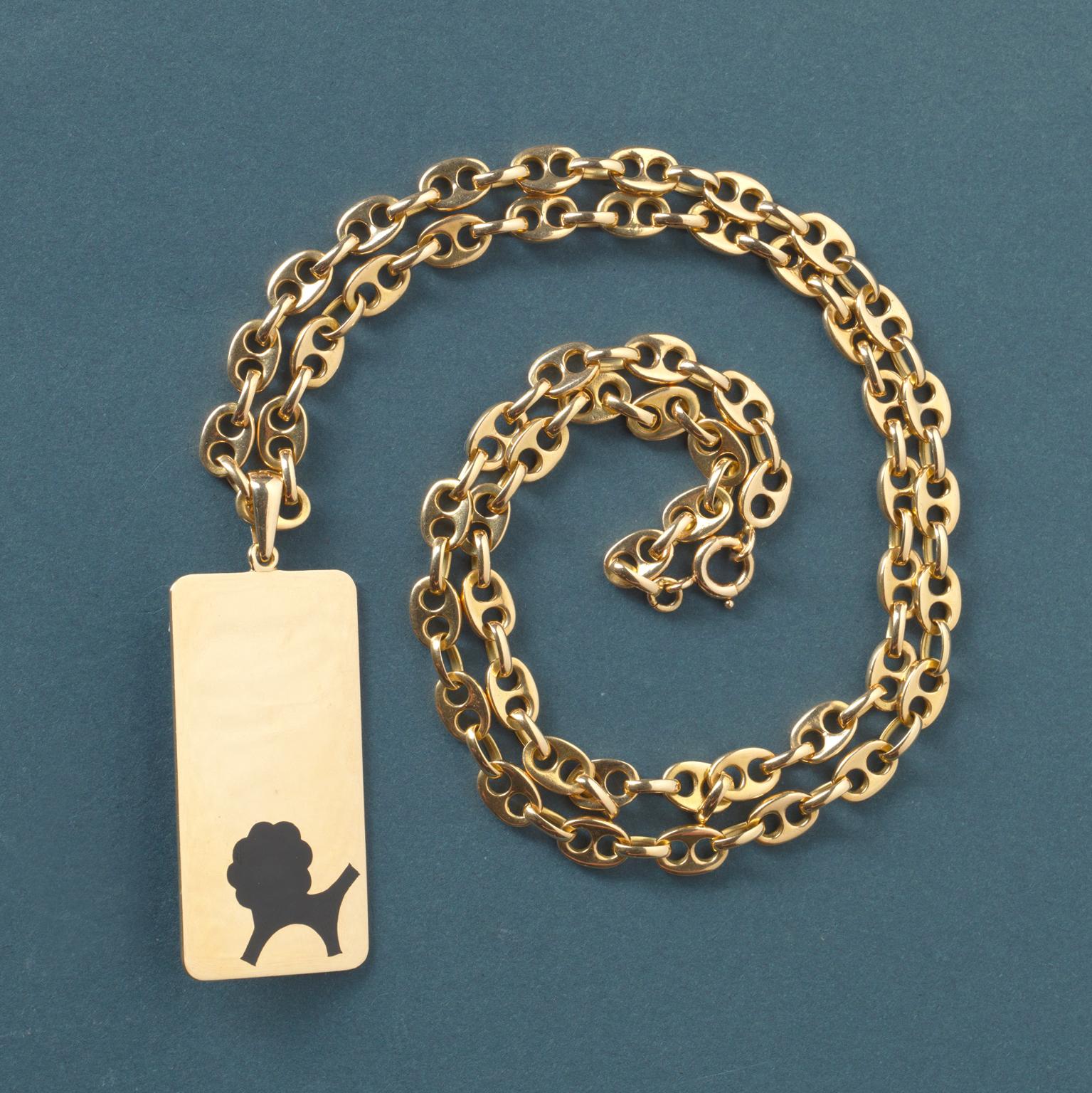 A vintage 18 carat gold chain signed and numbered: Boucheron, Paris, 8287 and an 18 carat gold rectangular pendant with a black enamel leo, signed and numbered: Boucheron, Paris, 57968, circa 1970.

weight: 75 gram
length chain: 70 cm
dimensions