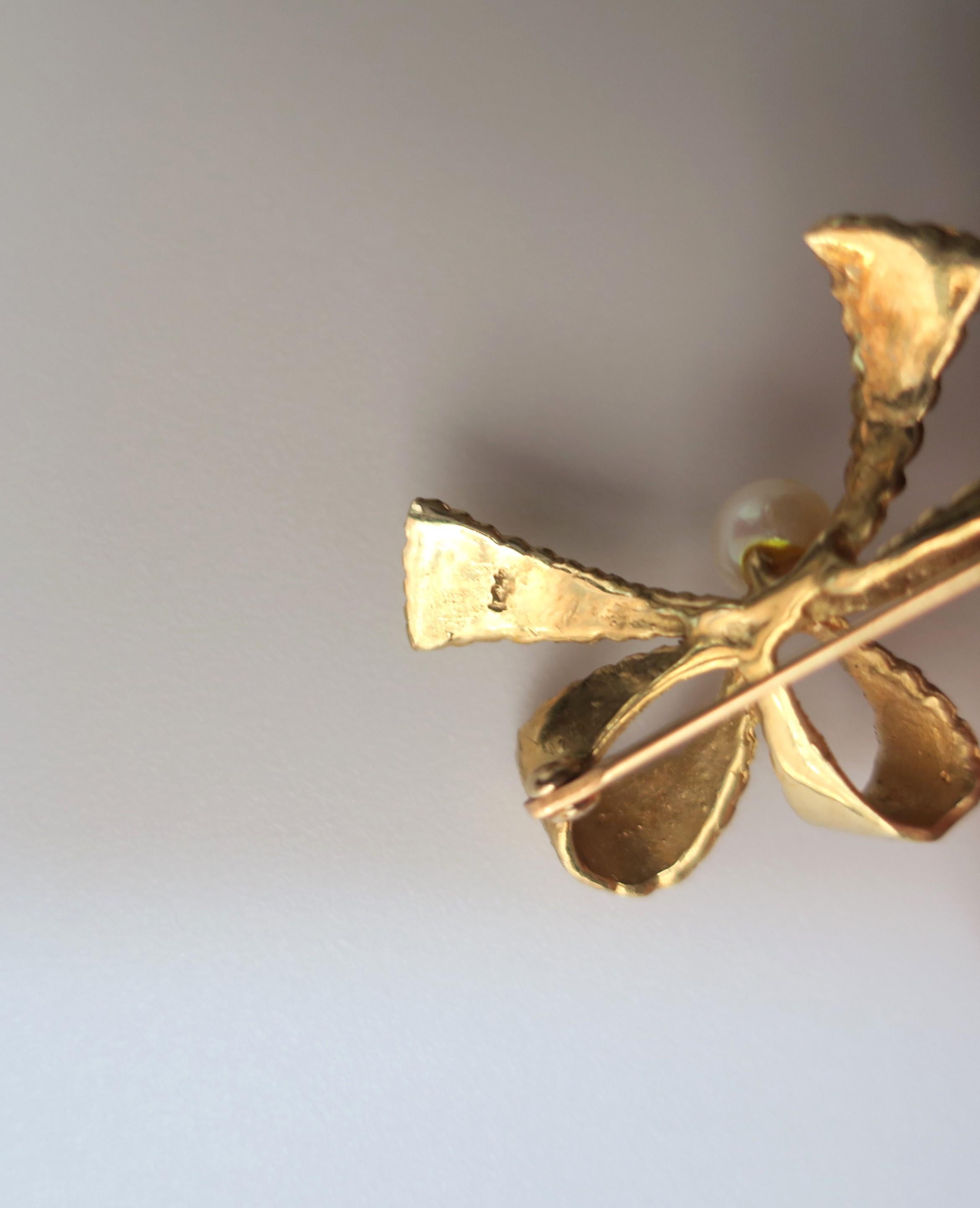 Gold Bow Brooch with Cultured Pearl For Sale 5
