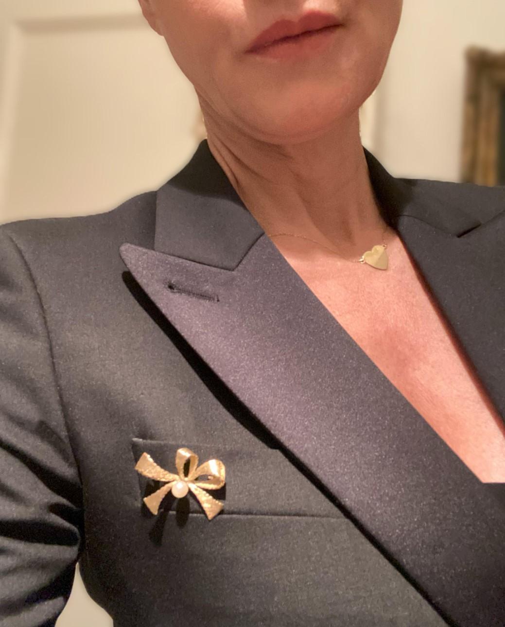 Gold Bow Brooch with Cultured Pearl In Good Condition For Sale In New York, NY