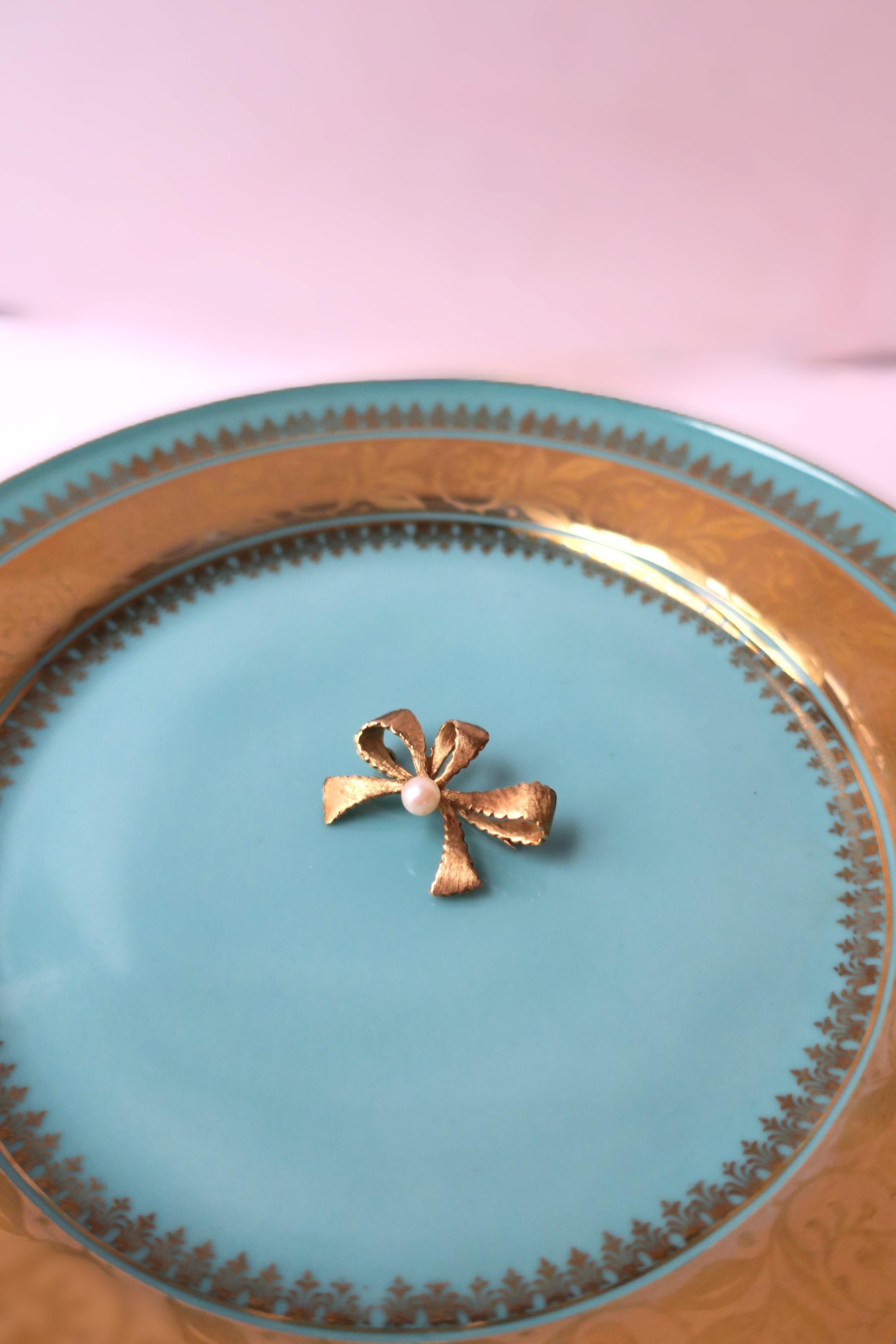 Gold Bow Brooch with Cultured Pearl For Sale 1