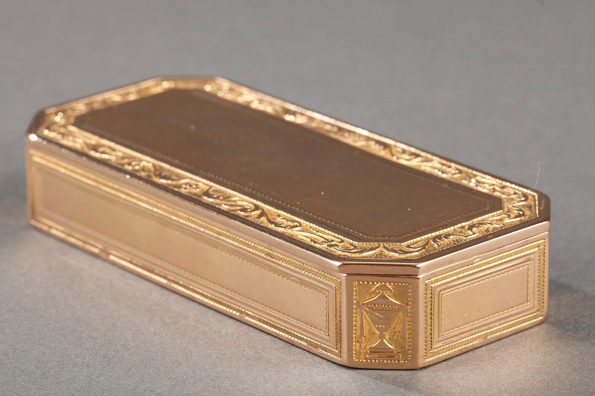 Gold box with cut sides In Good Condition For Sale In Paris, FR