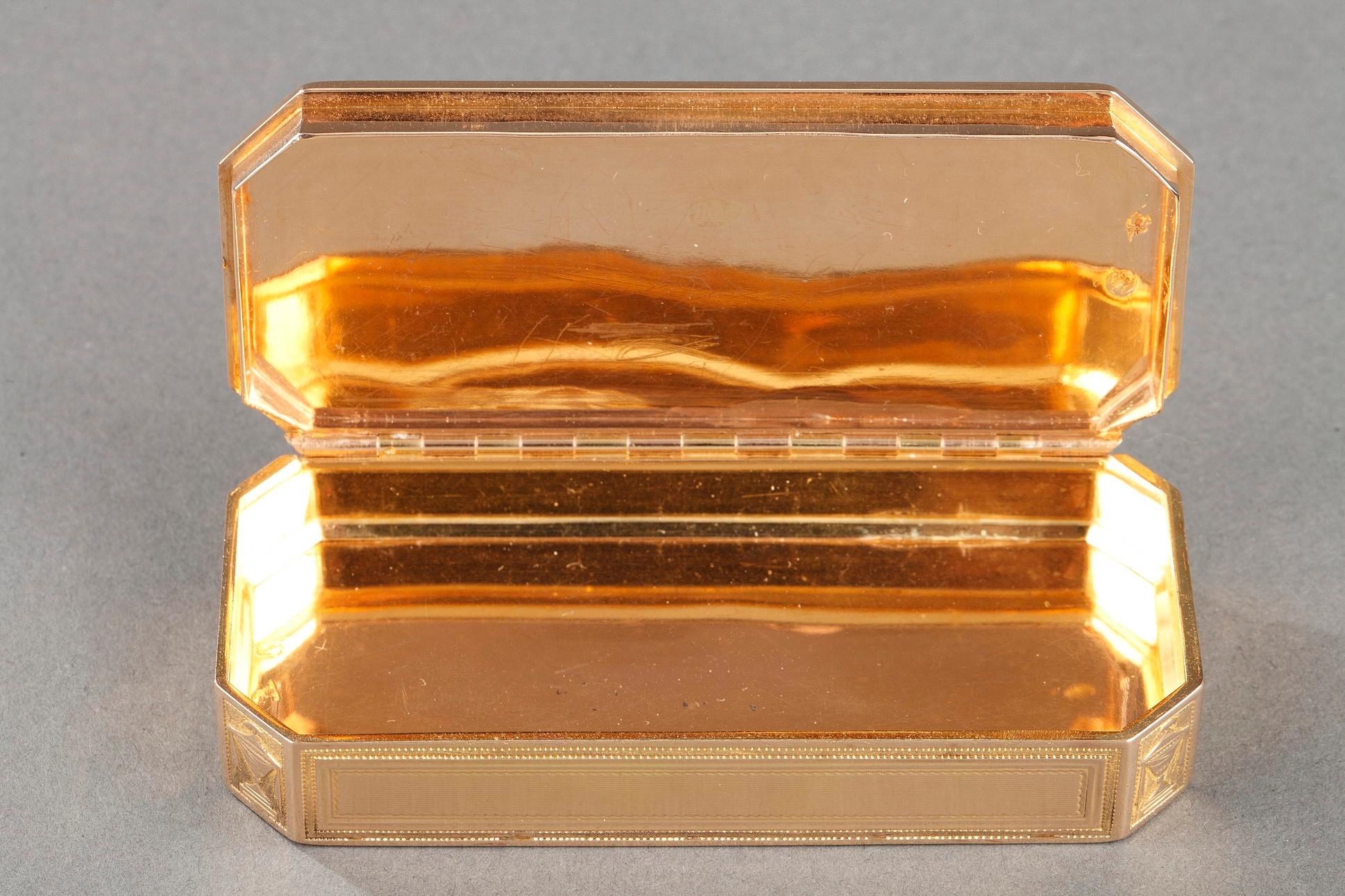 Boîte en or avec côtés découpés en vente 2