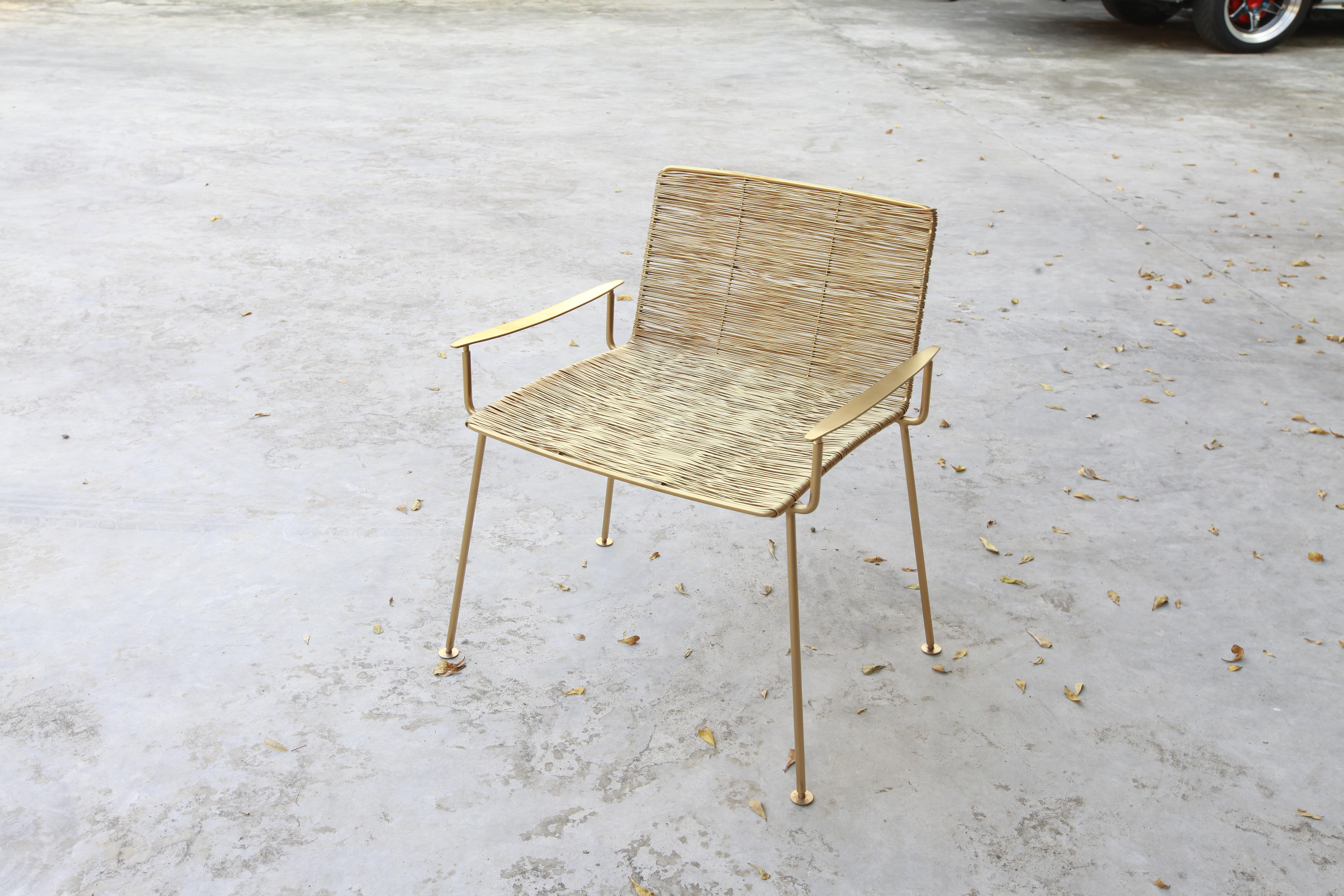 Les chaises d'extérieur Gold Boy en finition titane doré créées par Ango sont une évolution de la Garden Boy Chair, lauréate du prix du meilleur produit à Maison et Objet, Paris, en septembre 2007. La chaise de jardin Gold Boy est une sorte de