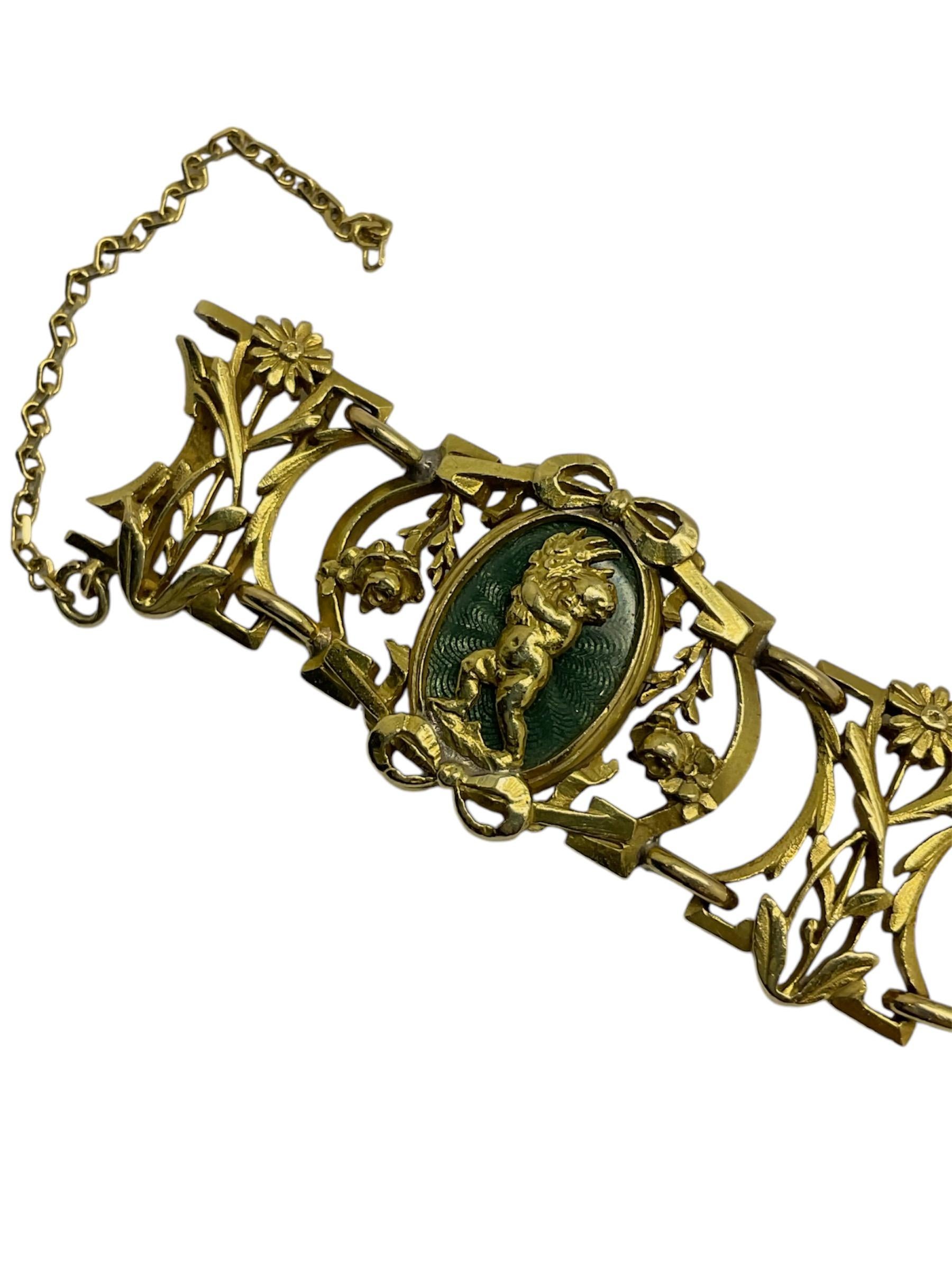 Bracelet souple conçu en panneaux ovales émaillés guillochés dans un cadre fleuri et ciselé, portant des figures d'enfants dans des activités récréatives et des bouquets en plauqes. Réalisée en or jaune 18 carats, elle se compose de cinq panneaux