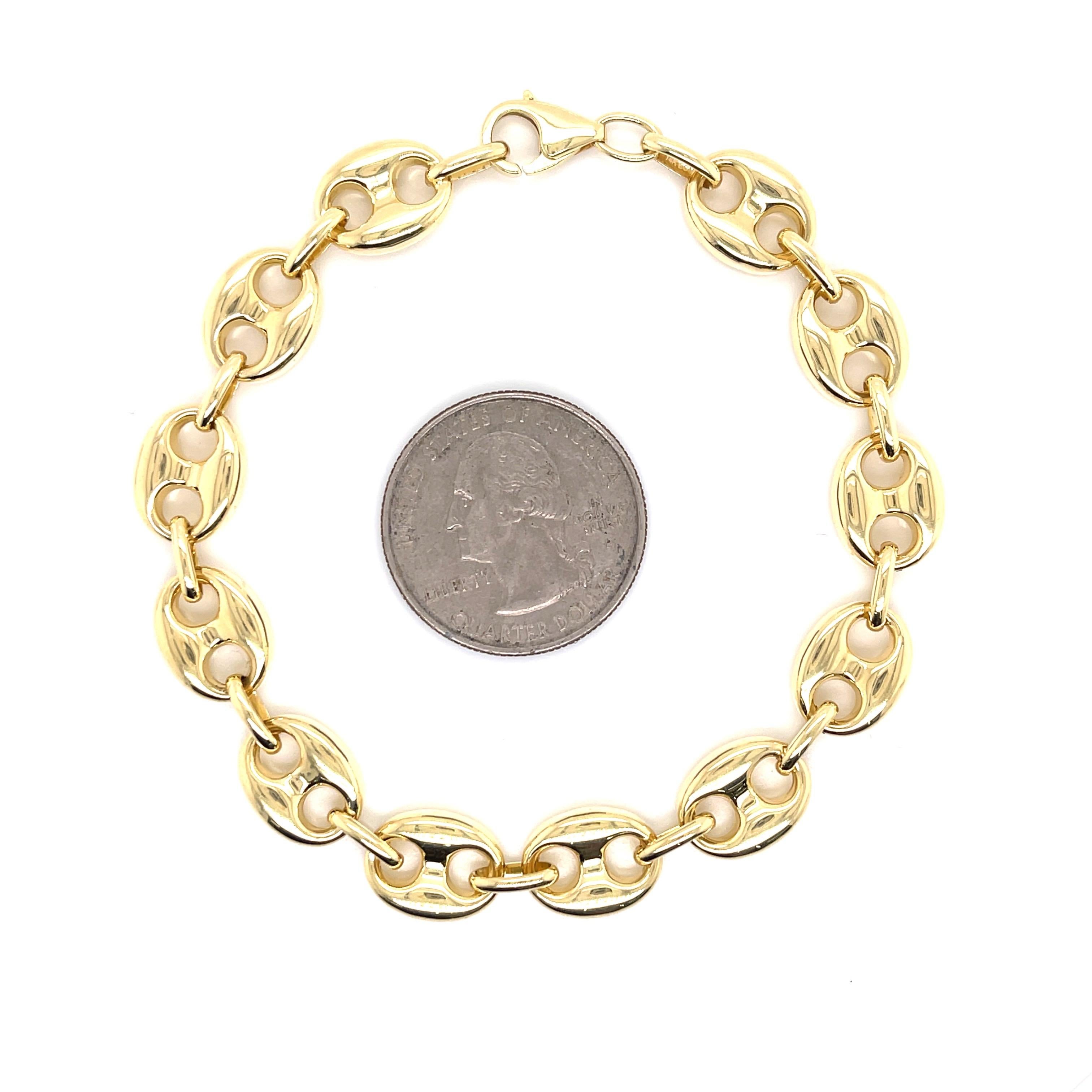 Yellow gold link bracelet featuring 12 marine links weighing 11.3 grams.
Lobster Clasp 
8