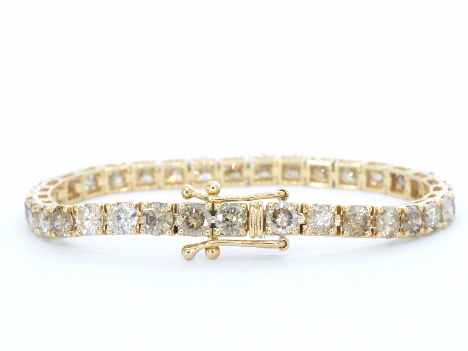 Contemporary Gold bracelet with diamonds 15.00 carat For Sale