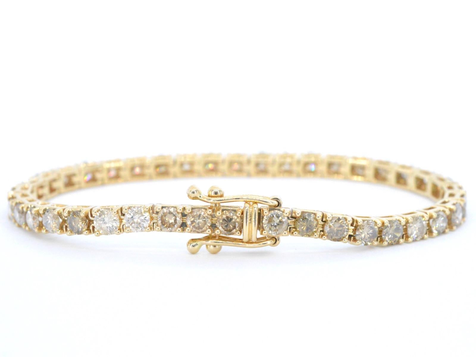 Contemporary Gold Bracelet with Diamonds 9.00 Carat For Sale