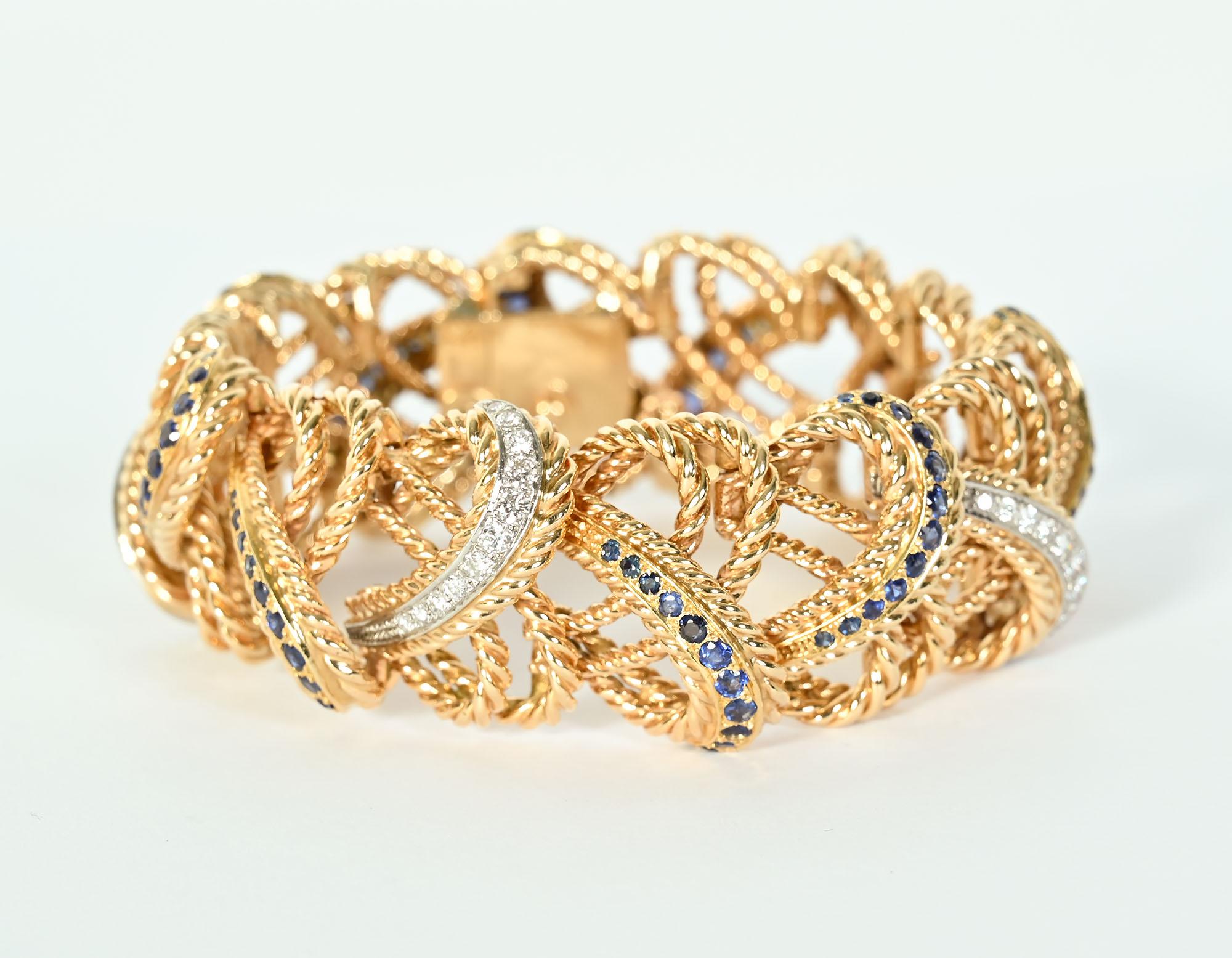 Pulsera de oro de eslabones arremolinados con diamantes y zafiros. Tiene 120 zafiros redondos de talla brillante graduados y 52 diamantes redondos de talla brillante. Los zafiros pesan aproximadamente 4,4 quilates y los diamantes aproximadamente 1,3