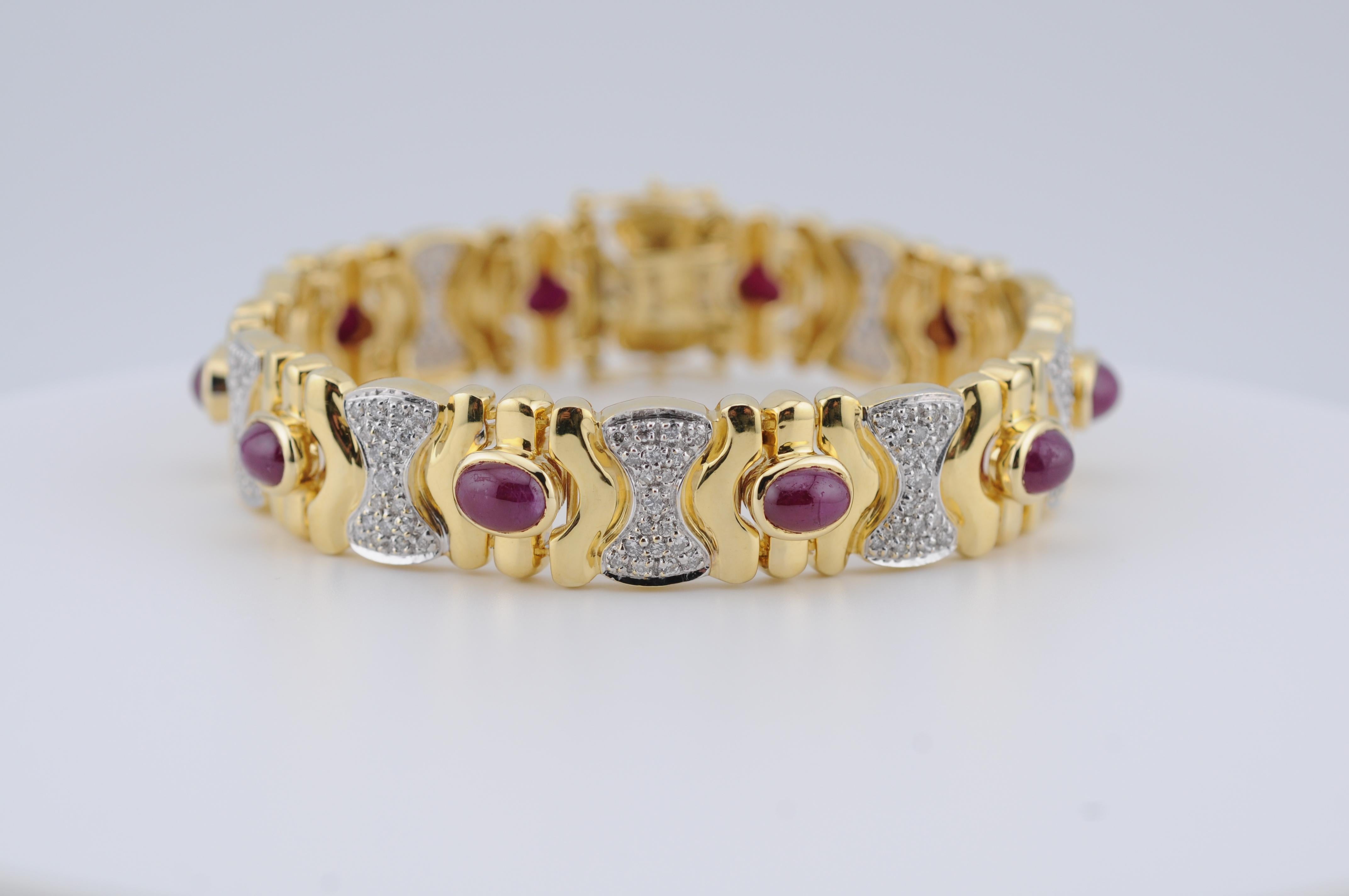 Questo lussuoso bracciale in oro giallo 18 carati mostra una maestria artigianale, con eleganti accenti in oro bianco e abbellimenti di diamanti. Ornato da 10 rubini naturali cabochon, questo splendido pezzo emana una raffinatezza senza tempo. Con