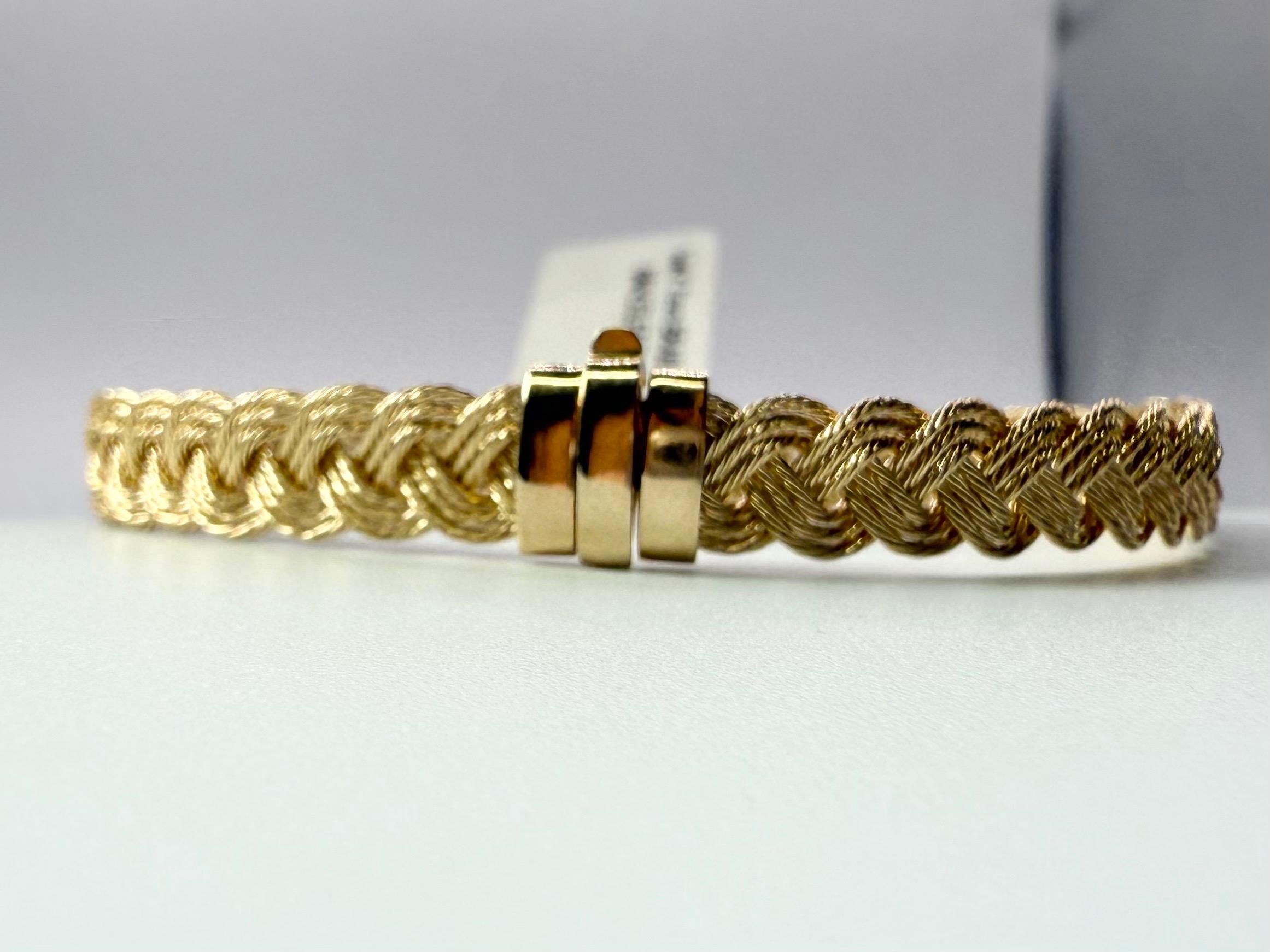 Goldarmband in komplexem Flechtdesign, der Verschluss ist fantastisch! Sehr schönes Armband zu besitzen und zu schätzen wissen! Bitte senden Sie uns eine Nachricht mit allen Fragen!

WAS SIE BEI STAMPAR JEWELERS BEKOMMEN:
Stampar Jewelers, im Herzen