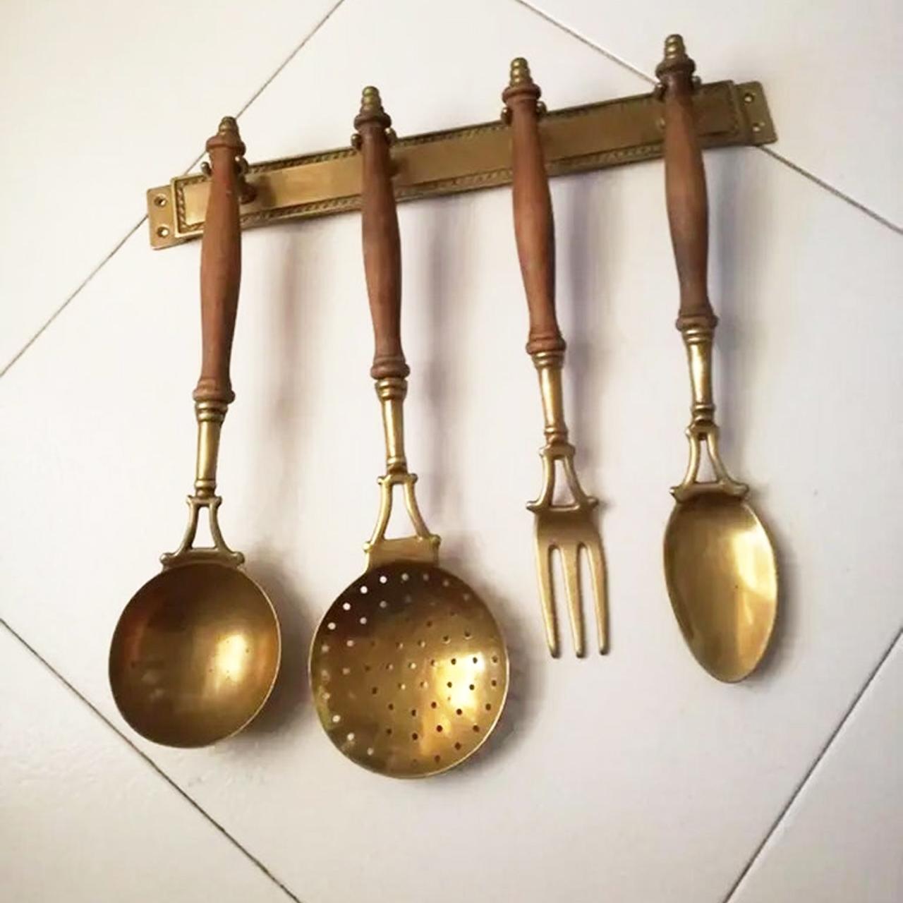 Küchenbesteck aus Gold, Messing, Messing und Holz mit Hängebar aus einer Hängebar, frühes 20. Jahrhundert (Spanisch) im Angebot