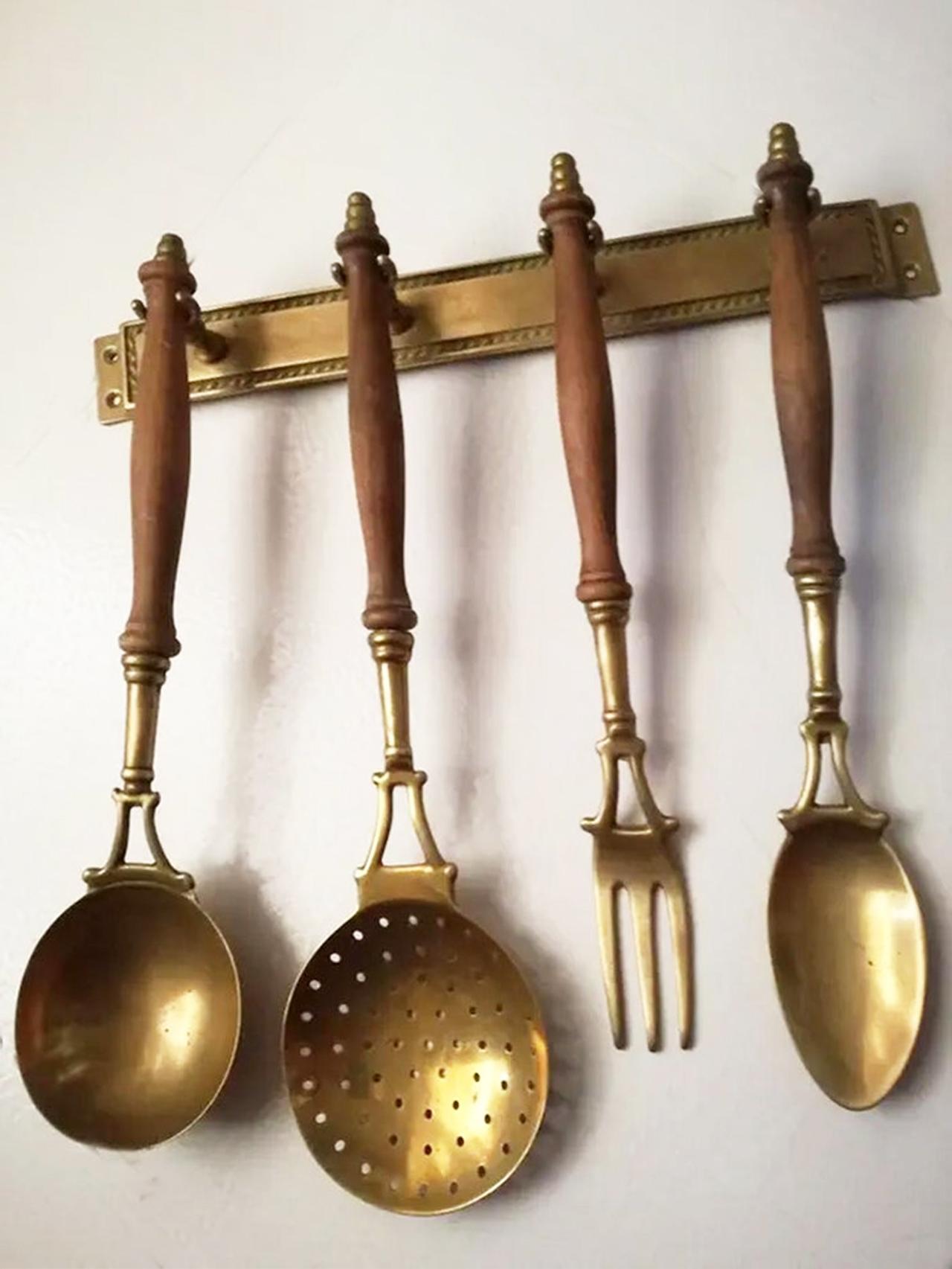Küchenbesteck aus Gold, Messing, Messing und Holz mit Hängebar aus einer Hängebar, frühes 20. Jahrhundert im Angebot 1