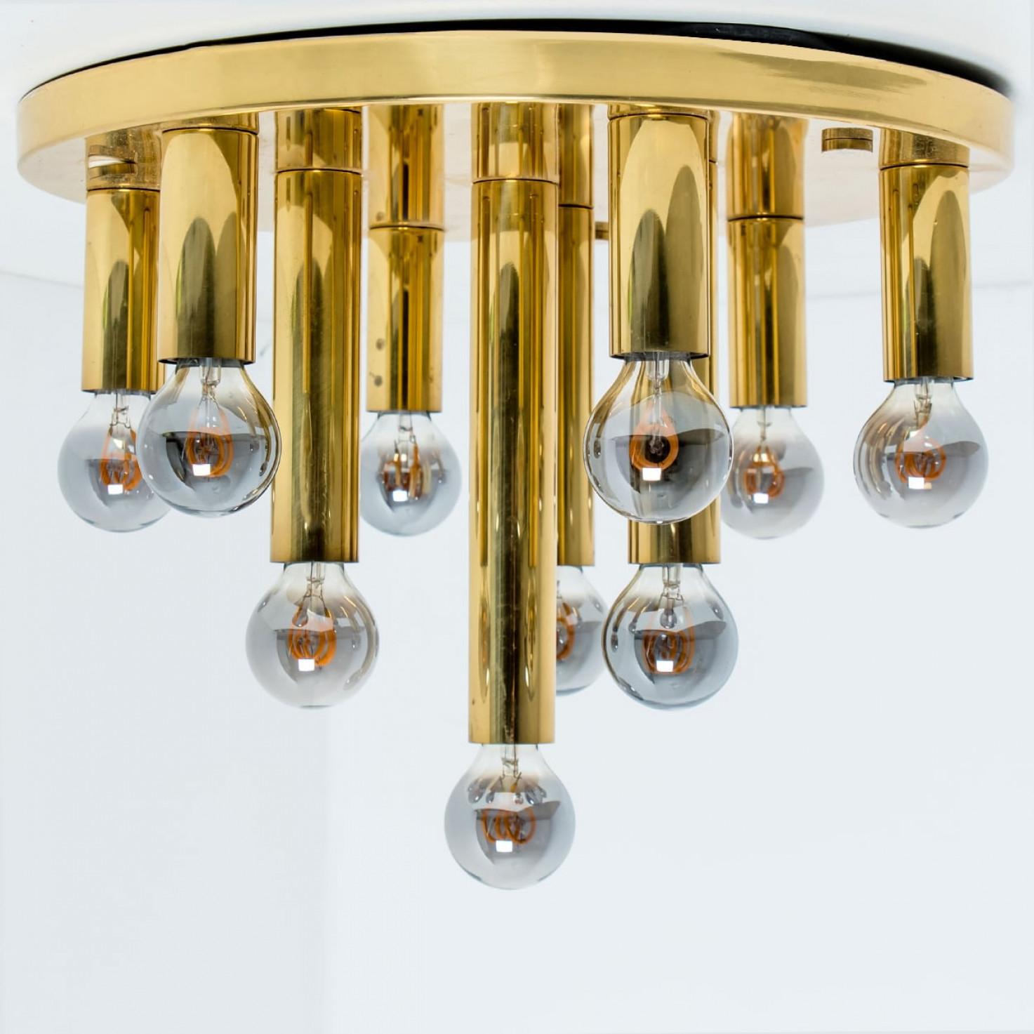 Magnifique lampe affleurante en laiton de Cosack lights, Allemagne, 1960/1970.

Plafonnier original en laiton de l'ère spatiale des années 1960 avec neuf éléments d'éclairage. Cette lampe a été conçue et produite par Design-Light, l'un des