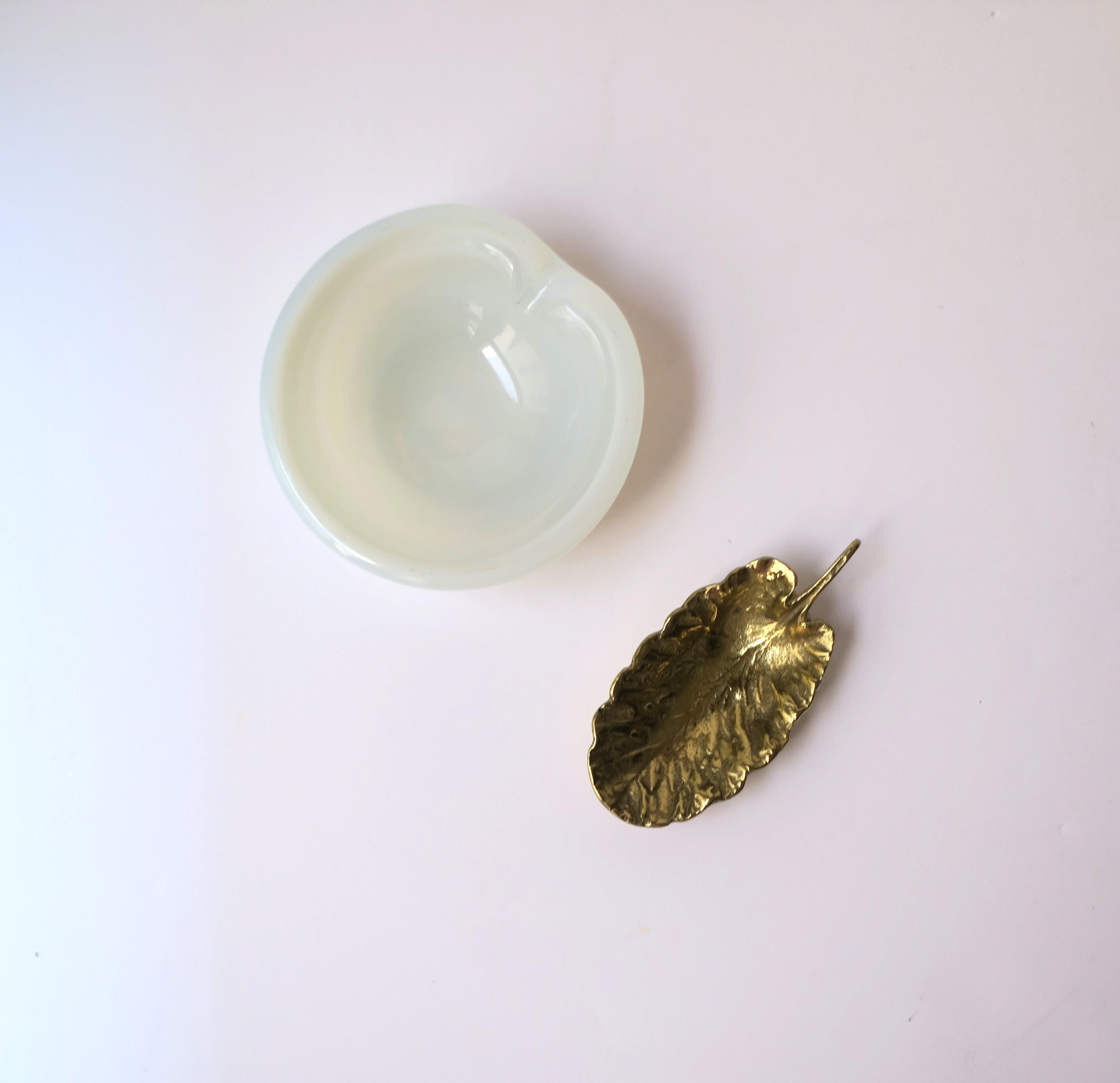 Gold Brass Leaf Jewelry Dish In Excellent Condition For Sale In New York, NY
