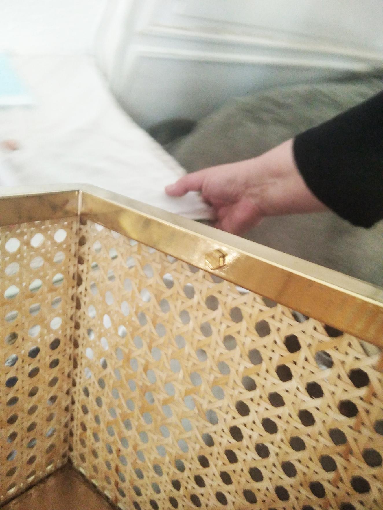 Goldmessing Pflanzgefäß, Übertopf Jardinière Rattan Wien Stroh  Plexiglas , 1950er Jahre im Zustand „Gut“ im Angebot in Mombuey, Zamora