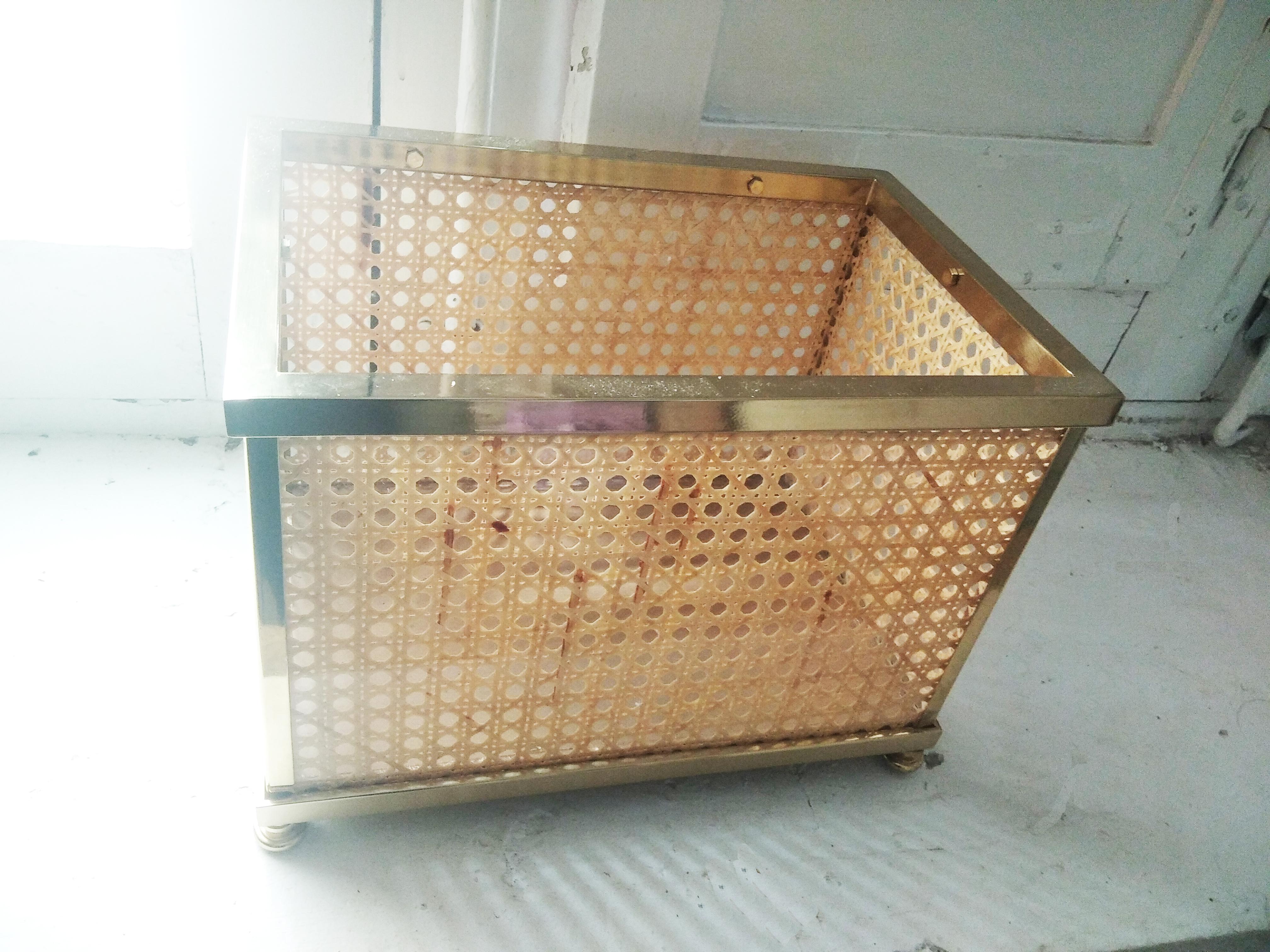 Goldmessing Pflanzgefäß, Übertopf Jardinière Rattan Wien Stroh  Plexiglas , 1950er Jahre (Messing) im Angebot