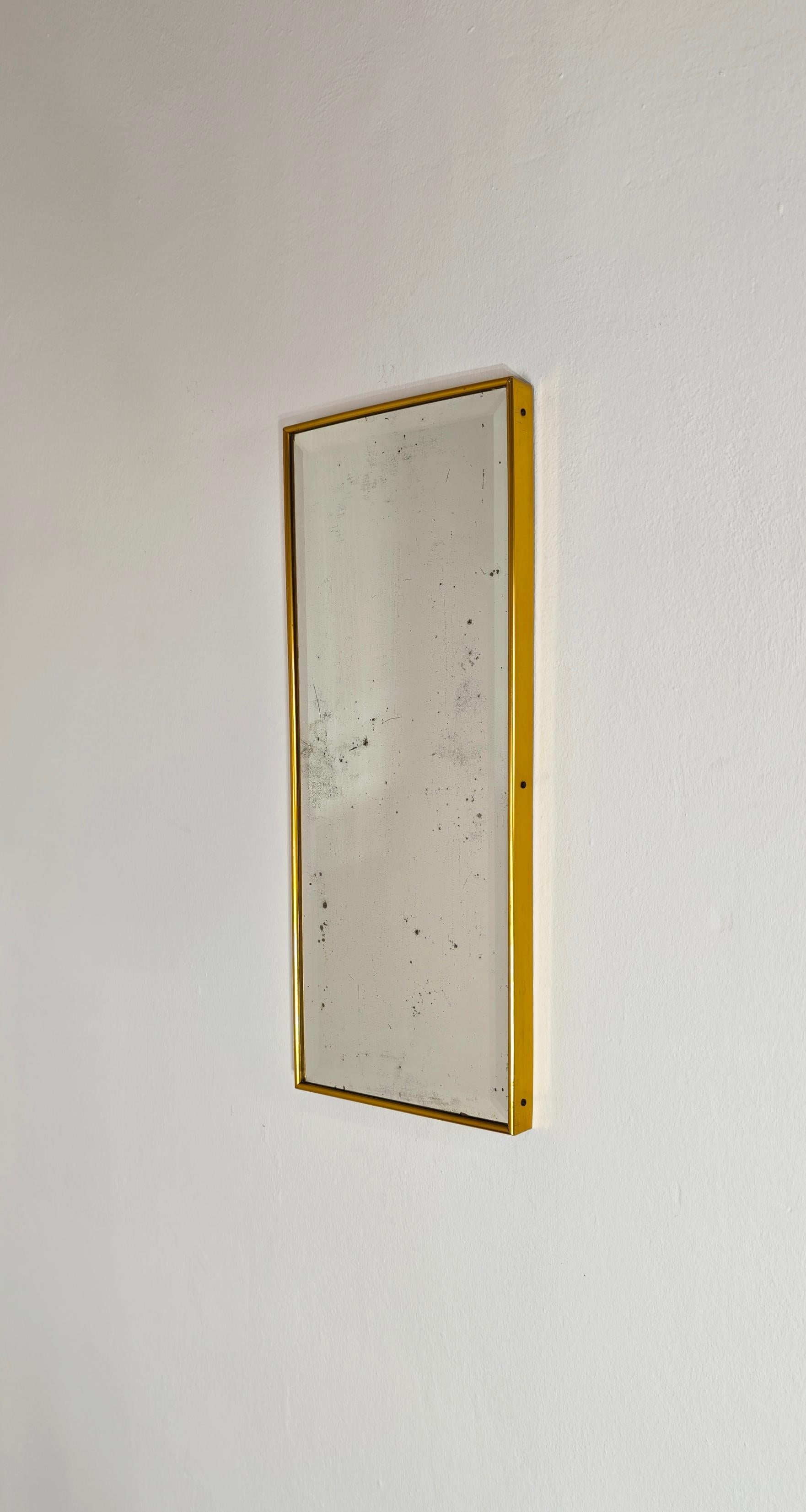 PRODUCTION ITALIENNE ca. 1950
Miroir mural rectangulaire avec cadre en métal doré, cristal miroitant. La particularité est la coupe du verre miroir comme le montre la photo. Veuillez regarder attentivement la vidéo et les photos, merci.

Poids :