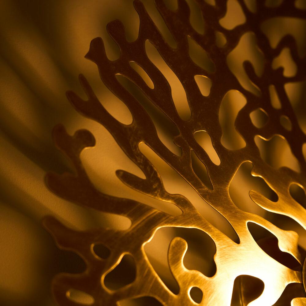 The gold brass wall sconce Gaetano Corail draws inspiration from the organic structures of coral. Its solid brass disc features a finely chiseled surface and an irregular outline, recalling the delicate branching of a stylized marine form.

Each