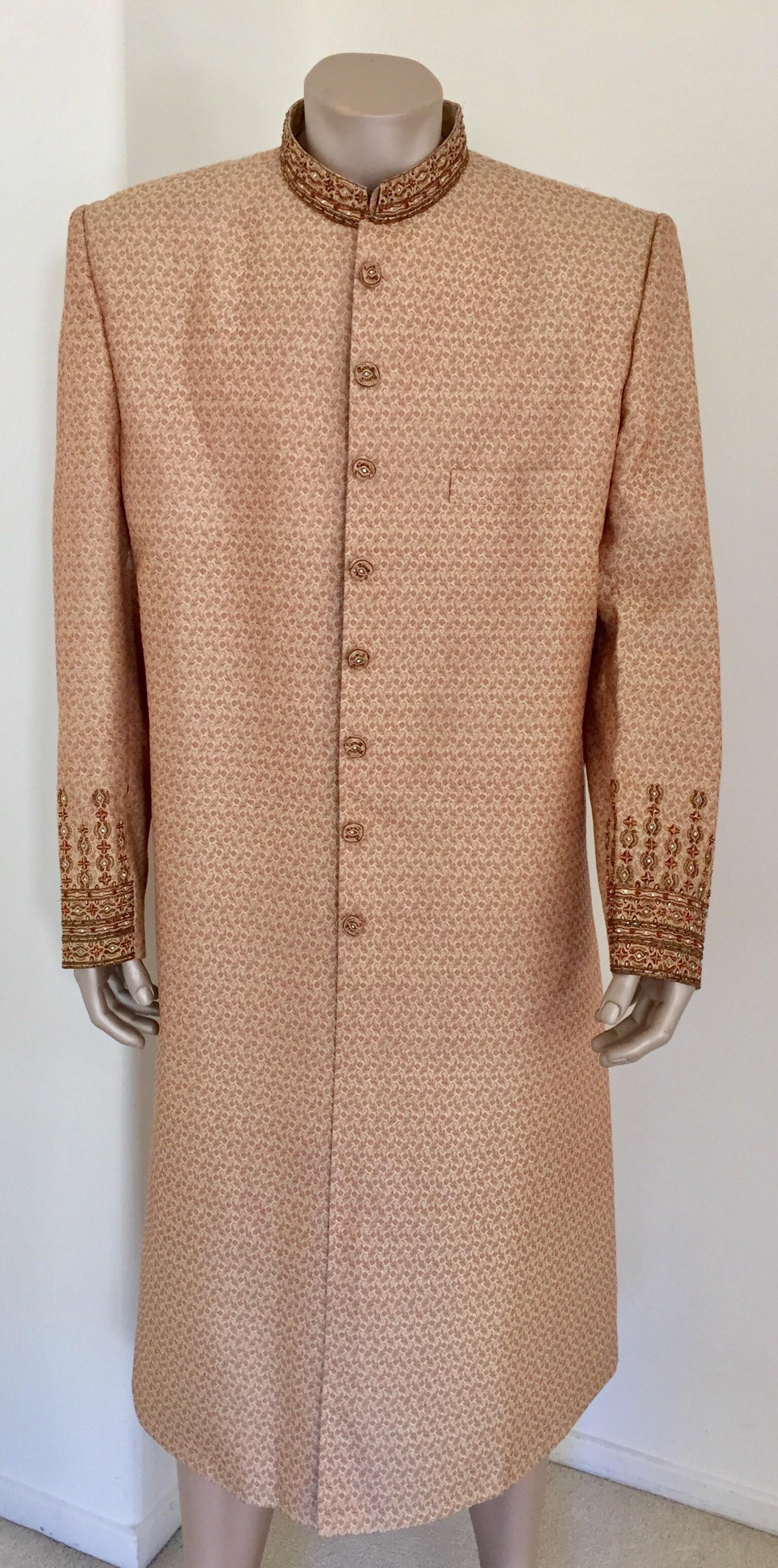 Un luxueux manteau de mariage ou de soirée haute couture en brocart de soie brodé Maharaja, Sultan, gentlemen tuxedo.
Fabriquée à la main et brodée avec des pierres de couleur et des sequins, ainsi que des patchworks.
L'élégant manteau de soirée