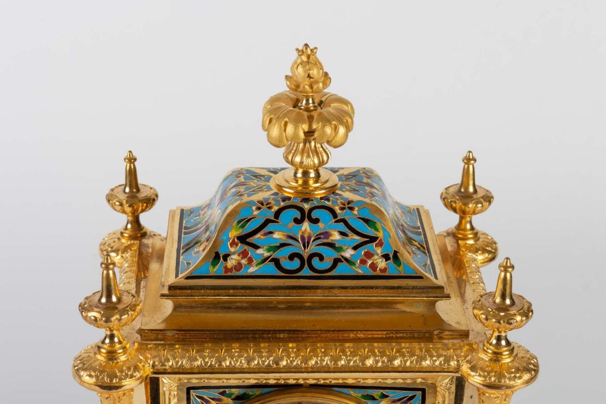 Clock in gold bronze, enamel and cloisonné
Napoleon III period, original gilding

Measures: Height 37 cm / width 21 cm / depth 15.5 cm.