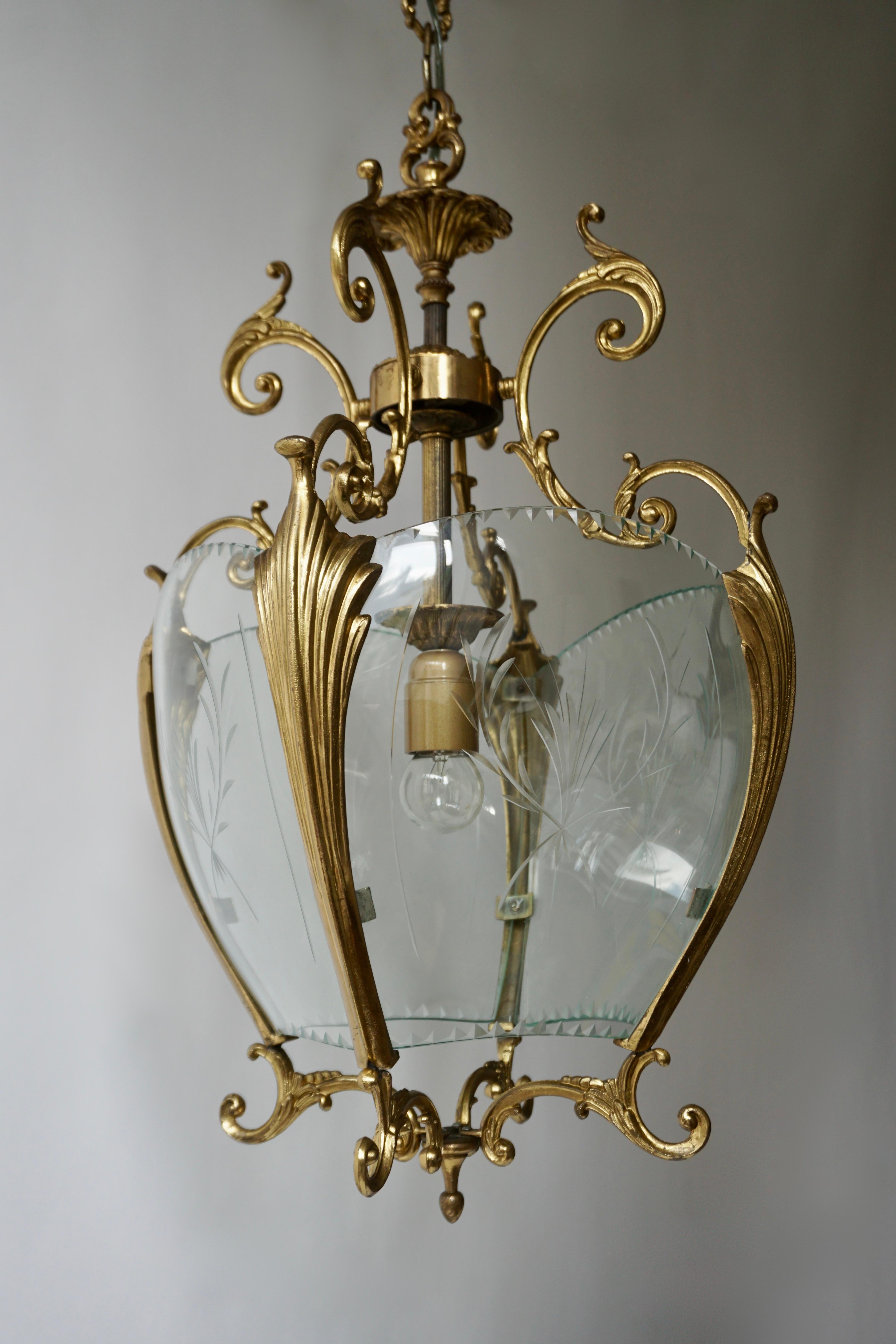 Gold Bronze Hall Lantern with Finely Cut Glass, circa 1950s In Good Condition For Sale In Antwerp, BE