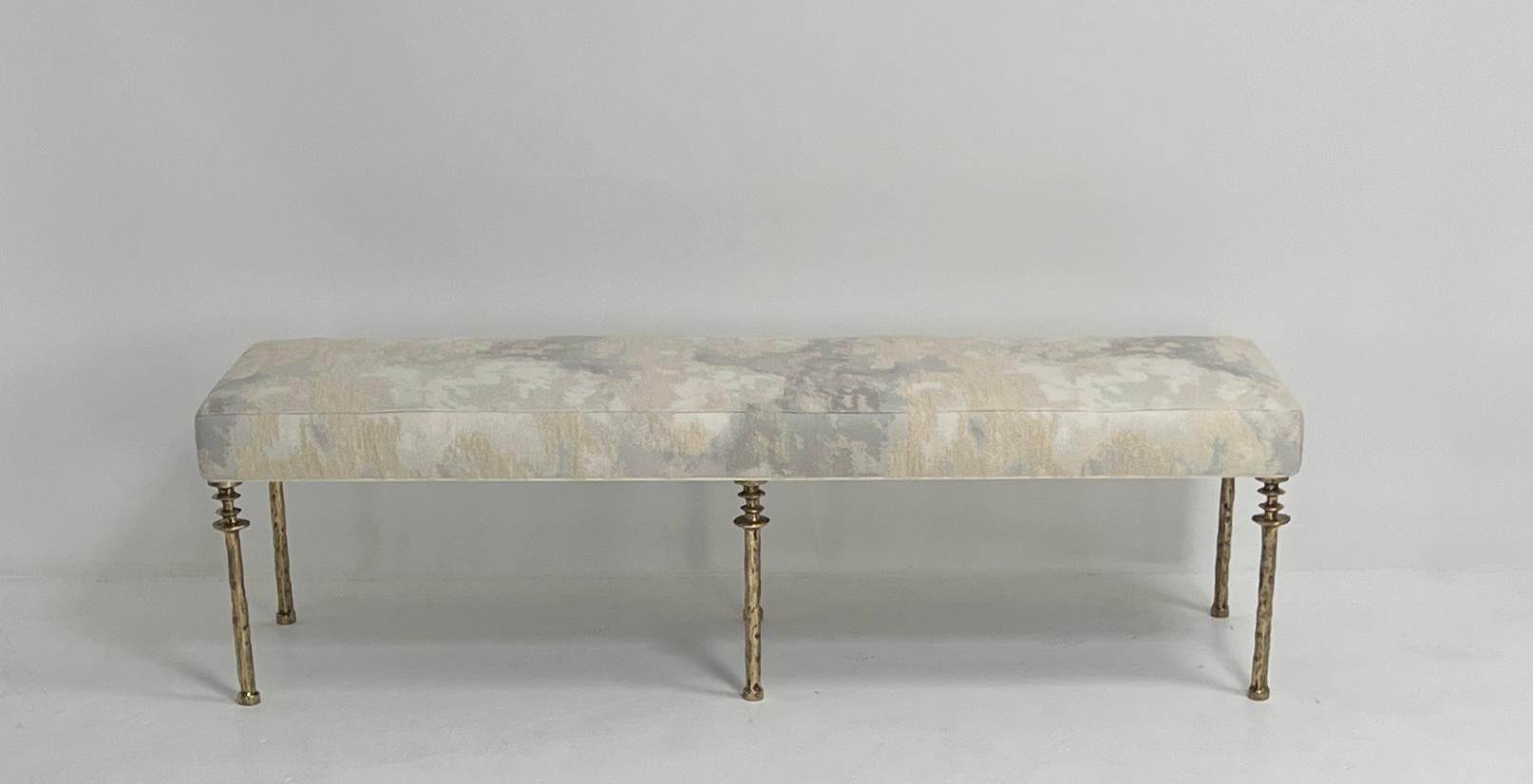 Le banc Sorgue de Bourgeois Boheme Atelier témoigne d'un savoir-faire et d'un design exquis. Inspiré par le travail de Diego Giacometti, il comporte six pieds en bronze doré élégamment coulés qui constituent une base à la fois solide et organique.