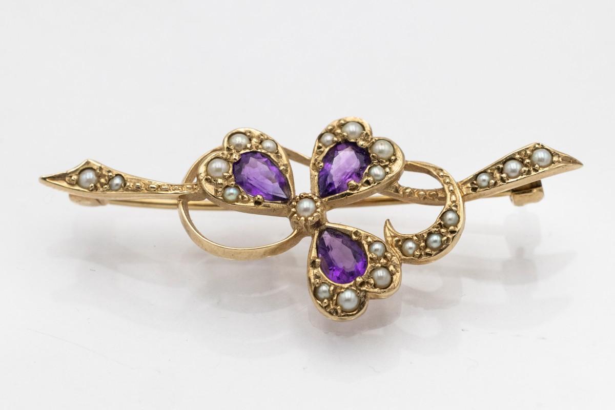 Spilla in oro a forma di trifoglio con ametiste e perle. in vendita