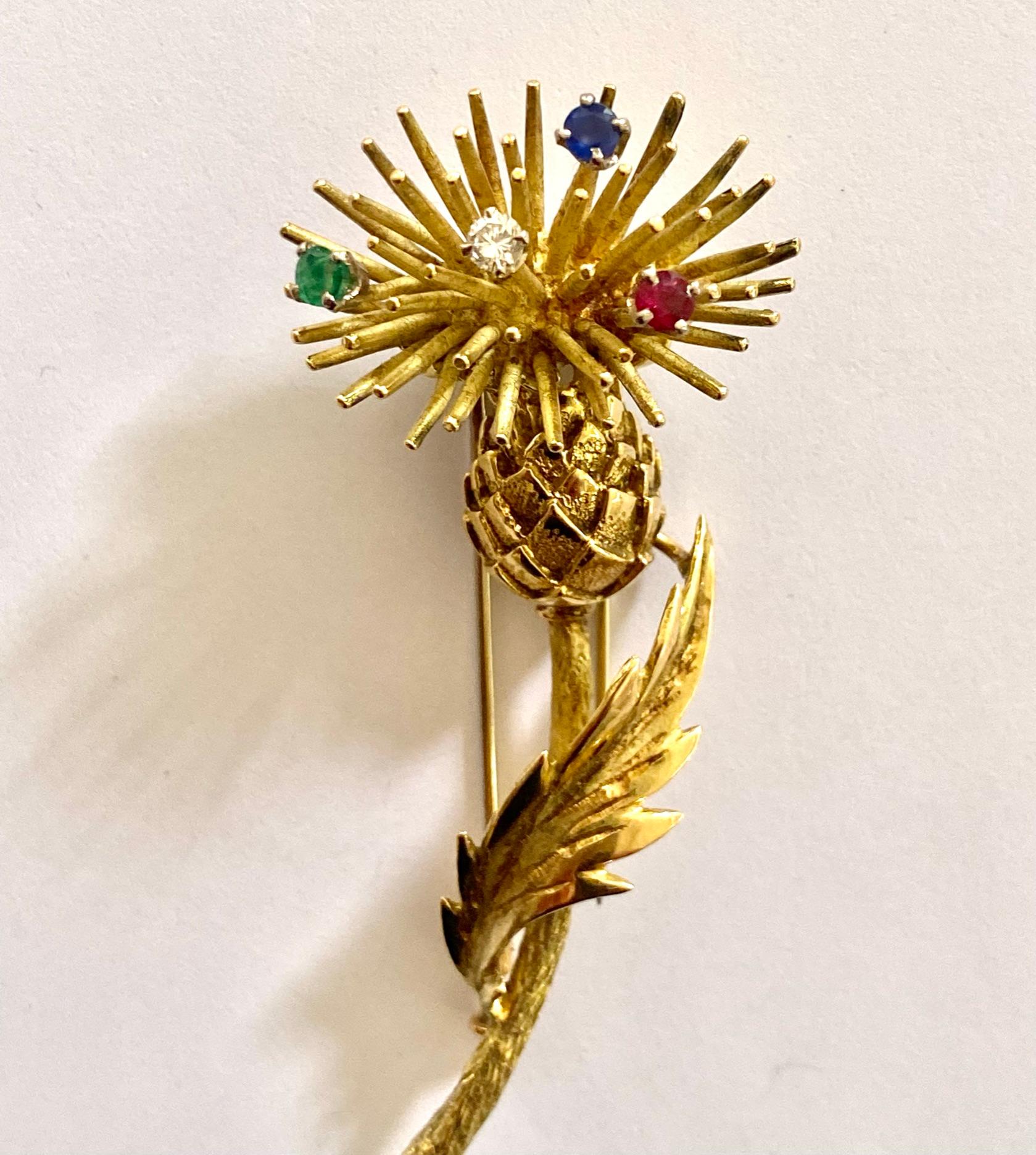 18K. yellow gold brooch in the shape of a pineapple,
provided with French hallmarks from around 1960
Dimensions: 70 x 28 x 15 mm.
White gold double clip with safety clasp.
Set with 1 emerald, 1 sapphire, 1 ruby and 1 brilliant.
Weight: 18.22 grams