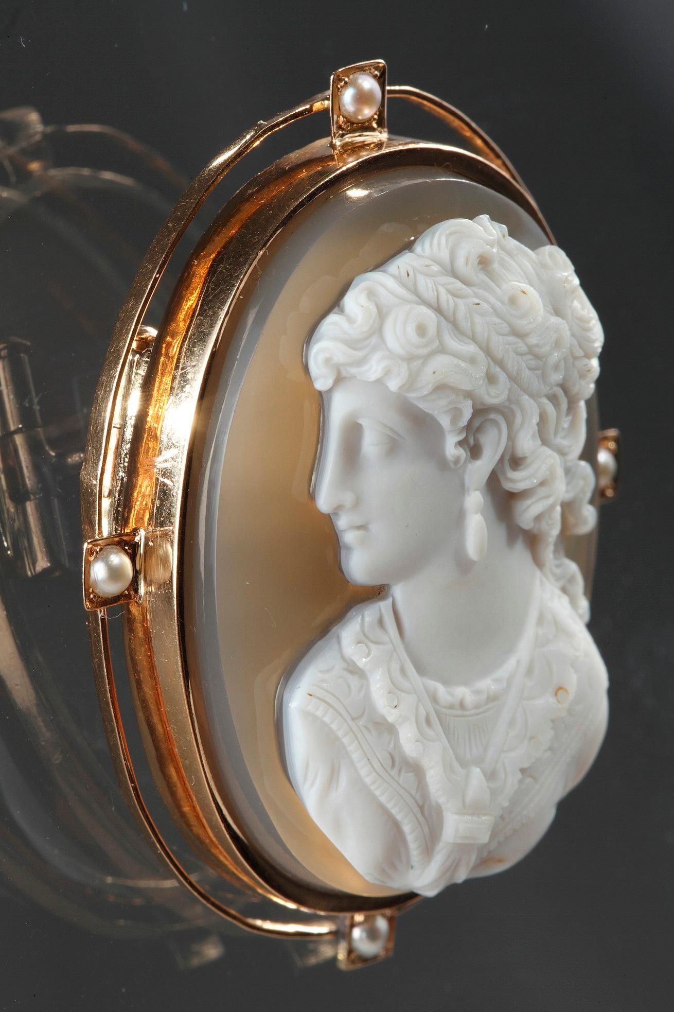 Goldbrosche mit Kamee aus Achat und Perlen, 19. Jahrhundert im Angebot 4