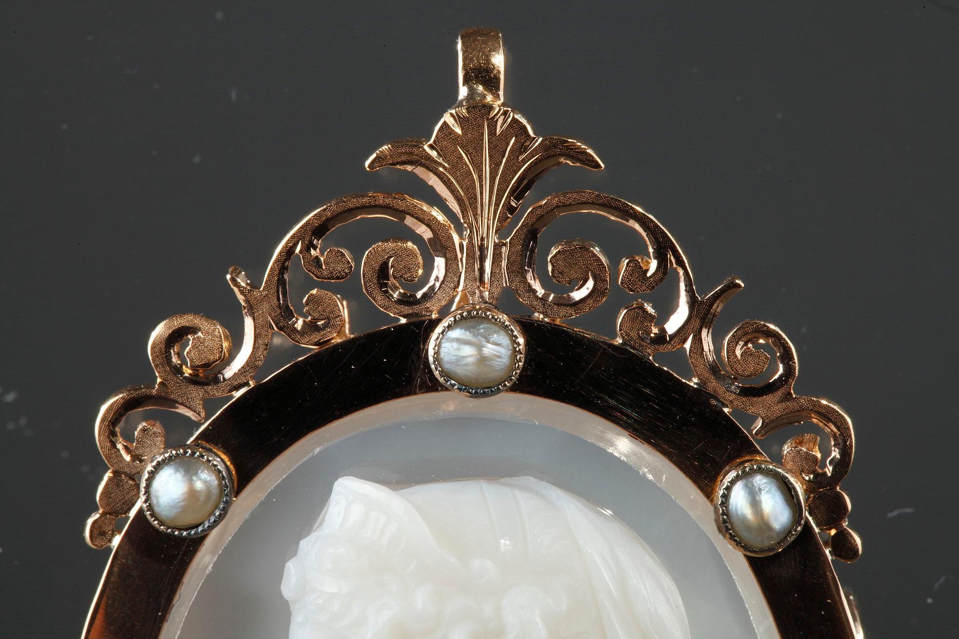 Gold Brooch with Agate Cameo and Pearls, 19th Century For Sale 5
