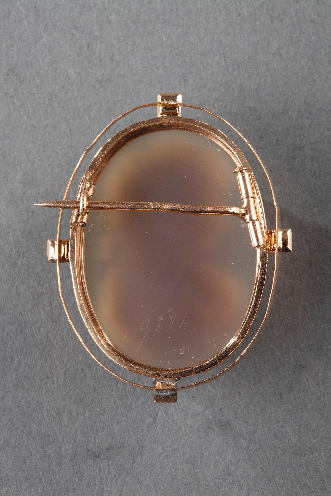 Goldbrosche mit Kamee aus Achat und Perlen, 19. Jahrhundert im Angebot 6