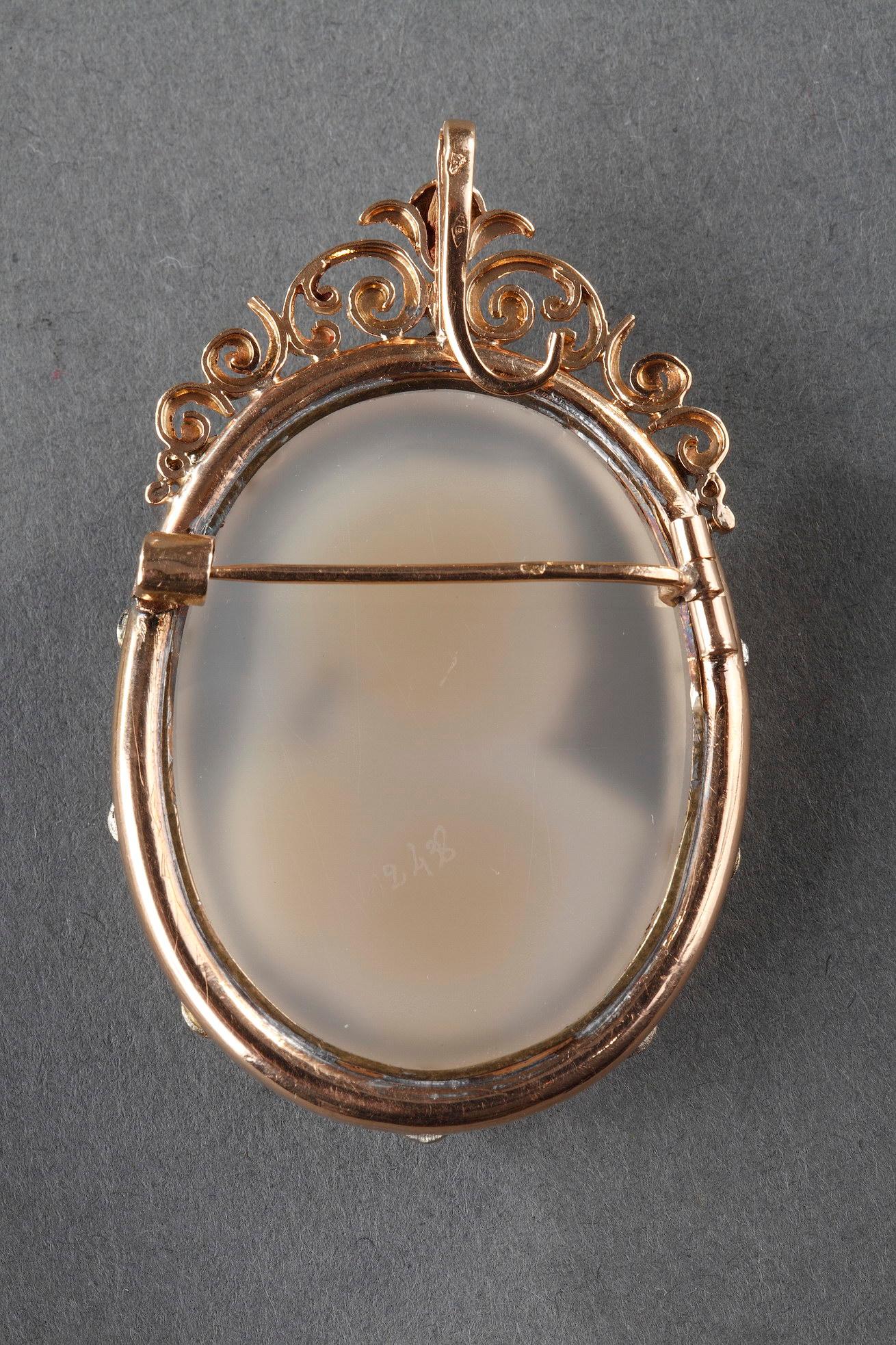 Gold Brooch with Agate Cameo and Pearls, 19th Century For Sale 7