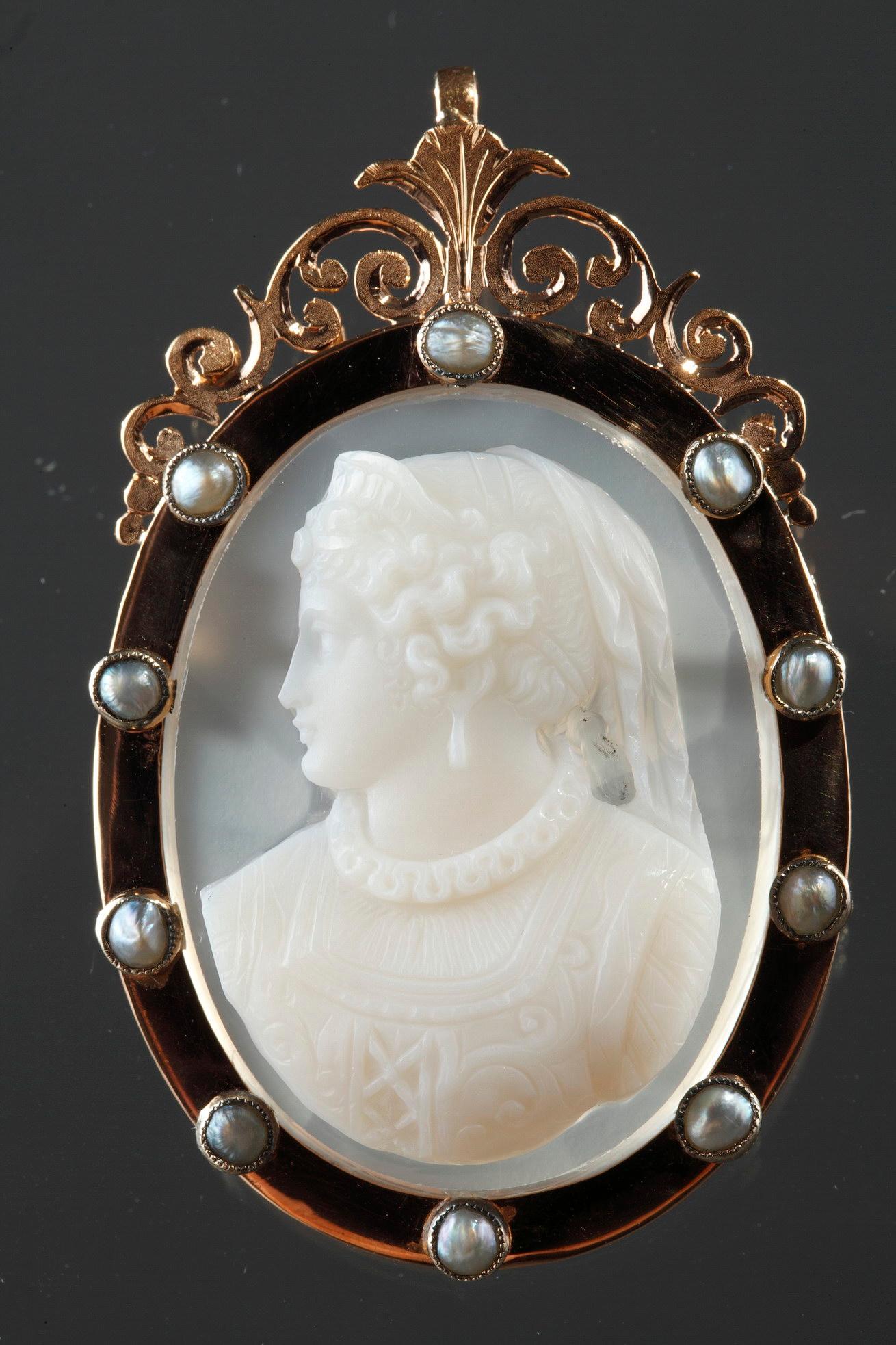 Gold Brooch with Agate Cameo and Pearls, 19th Century For Sale 3