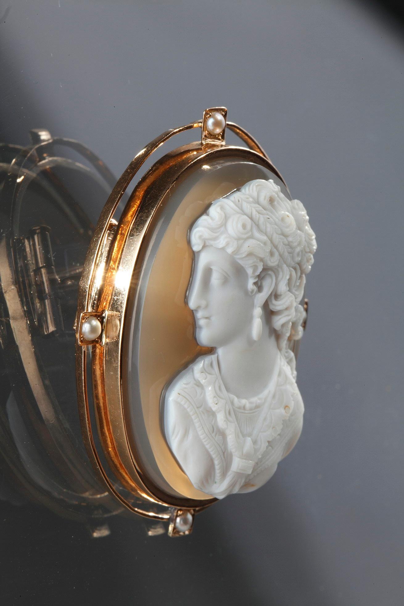 Gold Brooch with Agate Cameo and Pearls, 19th Century For Sale 2